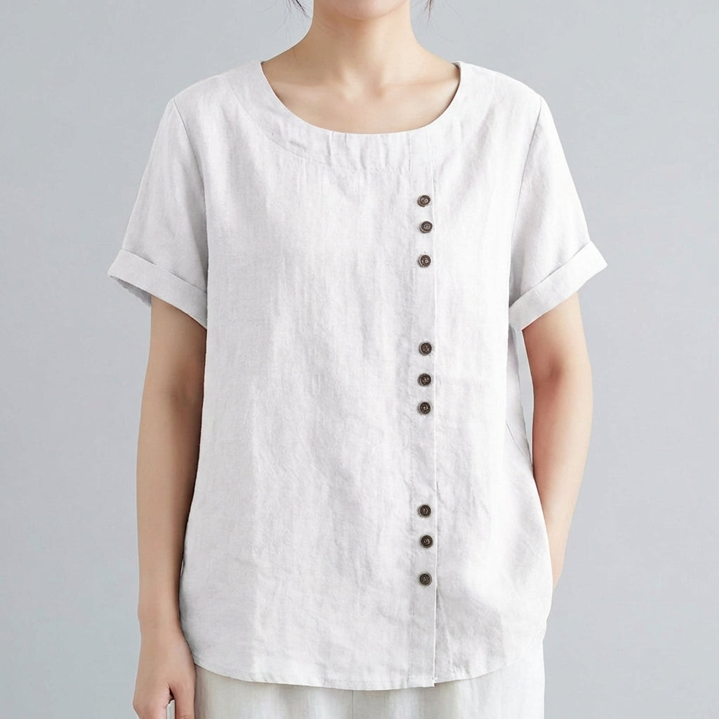 Femme portant haut en lin blanc à manches courtes avec rangée de boutons, vue de face