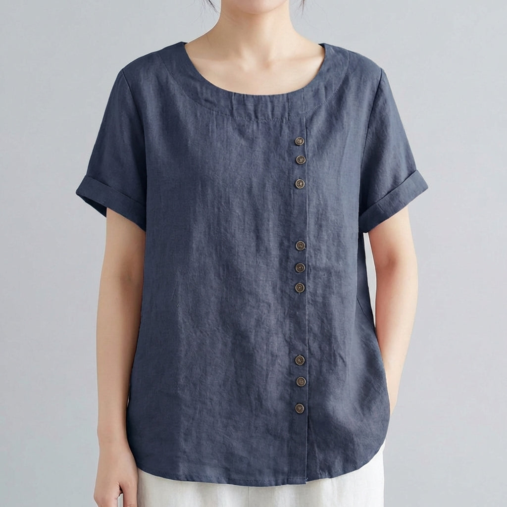 Femme portant haut en lin bleu marine à manches courtes avec boutons décoratifs