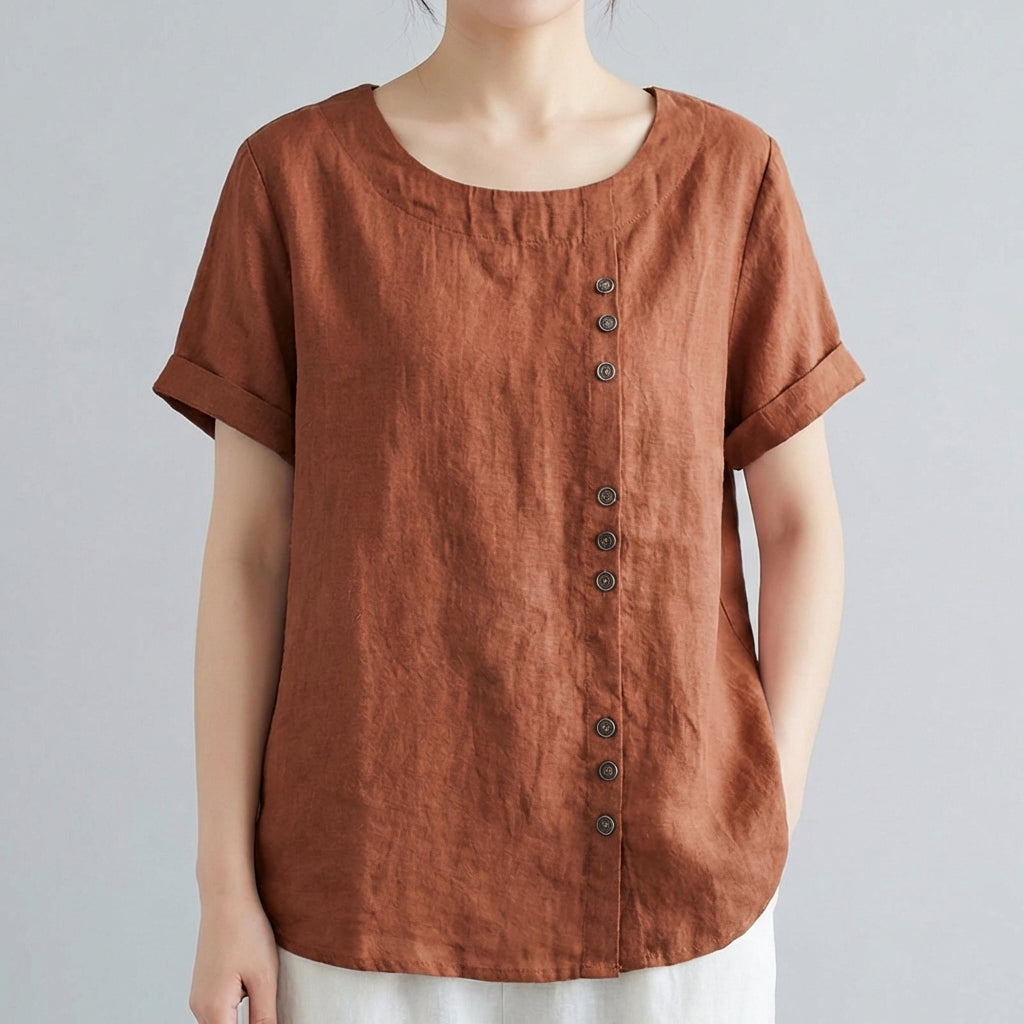 Femme portant haut en lin terracotta à manches courtes avec boutons décoratifs