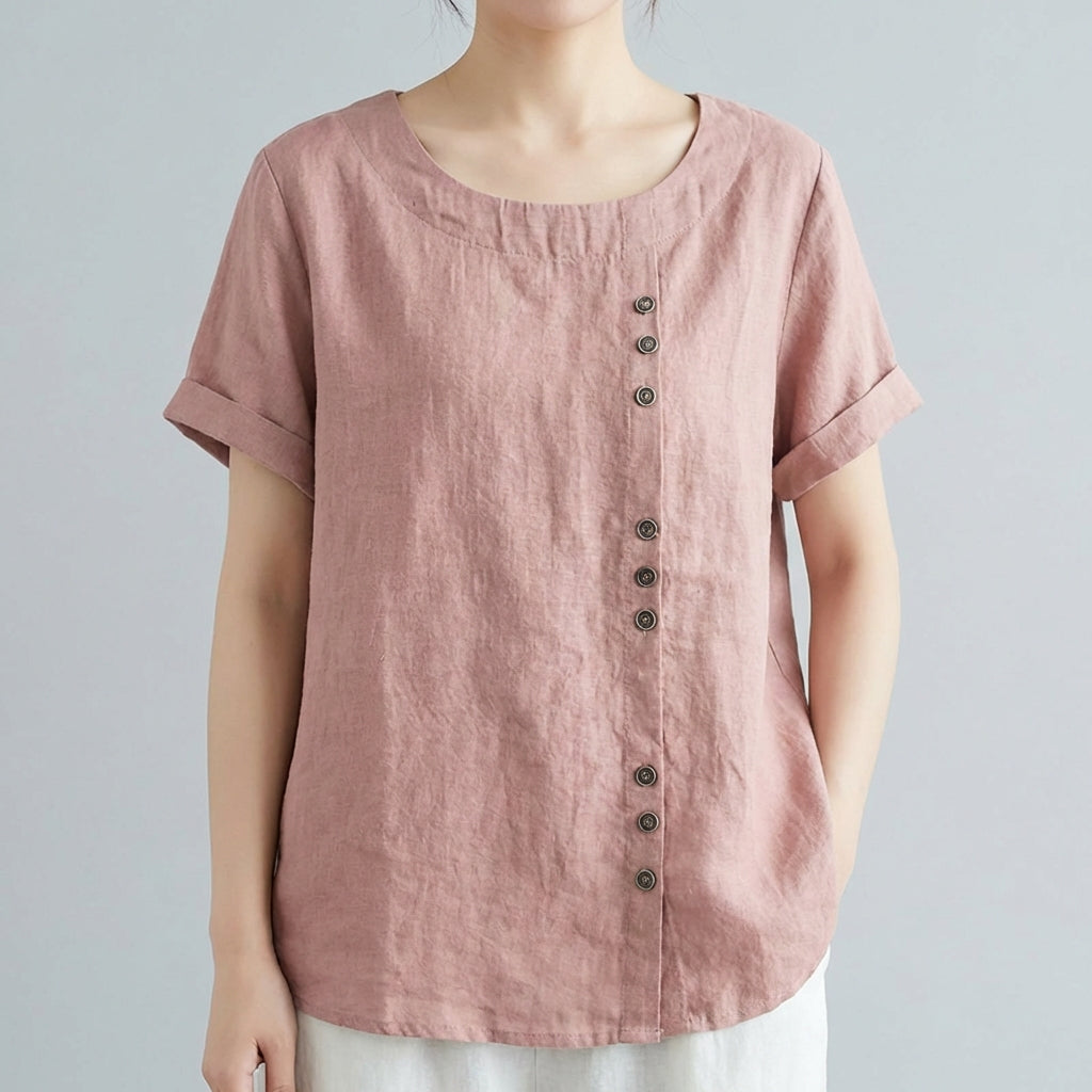 Femme portant un haut en lin rose à manches courtes avec des boutons décoratifs au centre