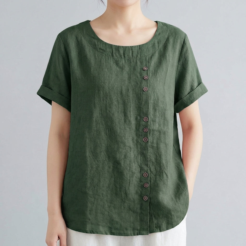 Femme portant haut en lin vert foncé à manches courtes avec boutons décoratifs