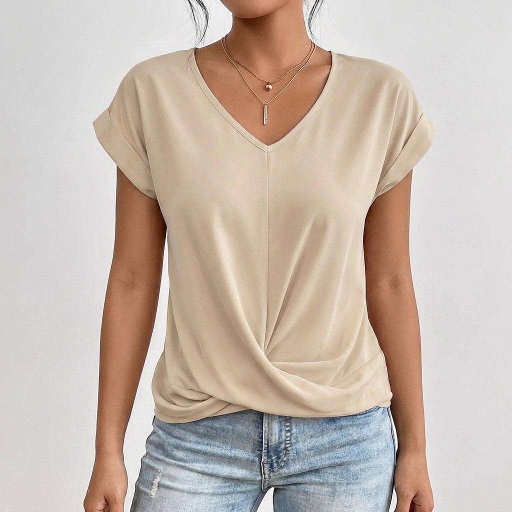 Femme portant un t-shirt beige à col en V avec un nœud frontal