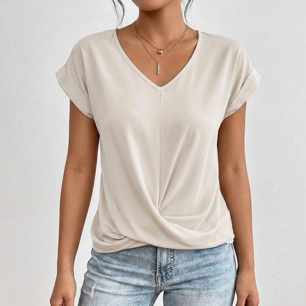 Femme portant un t-shirt blanc cassé à col en V avec un nœud frontal