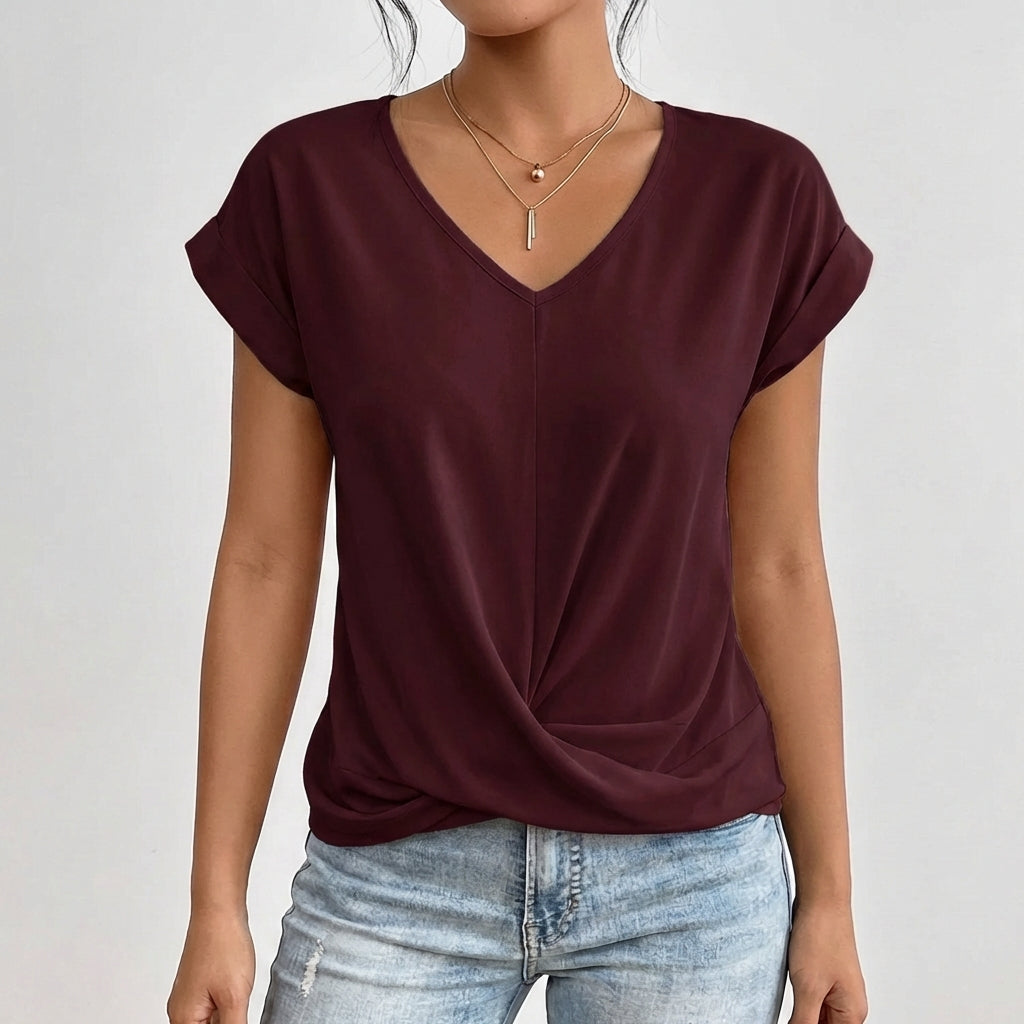 Femme portant un t-shirt bordeaux à col en V avec un nœud frontal