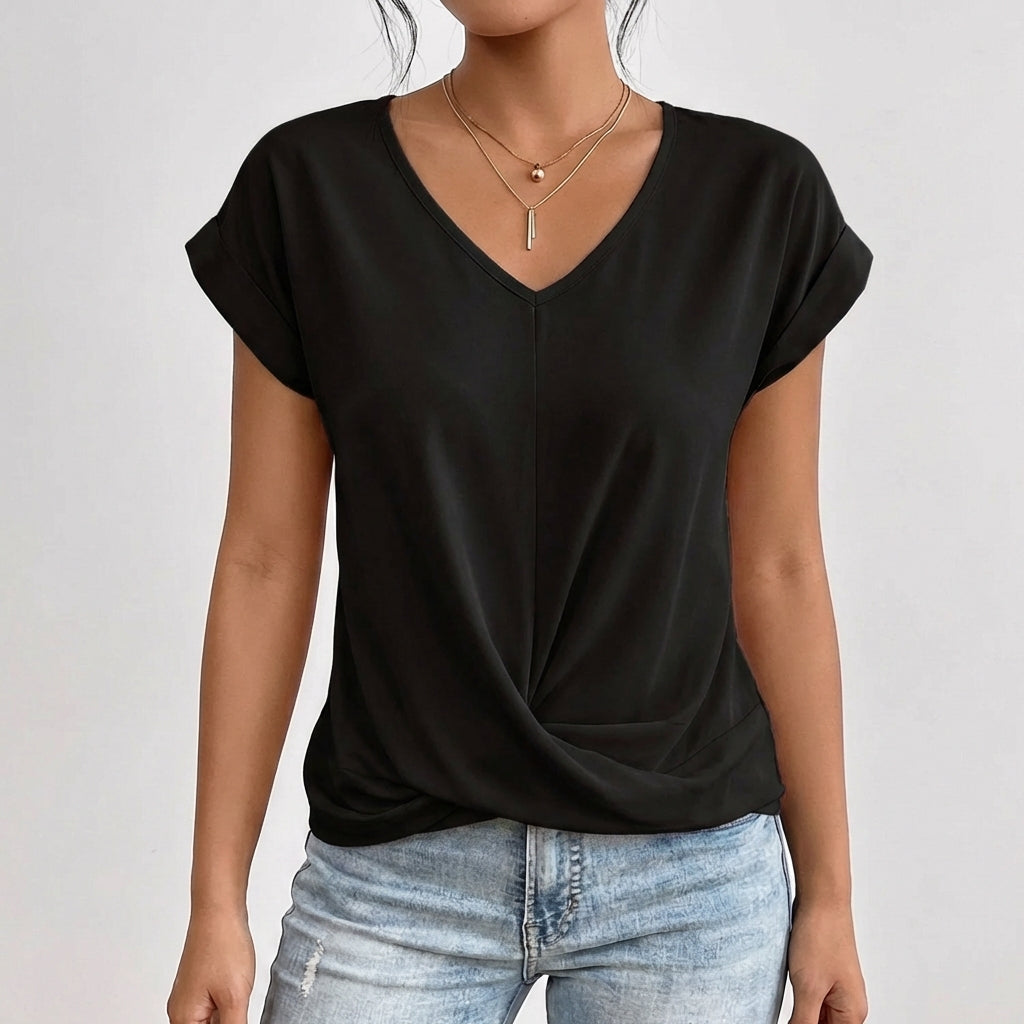 Femme portant un t-shirt noir à col en V avec un nœud frontal