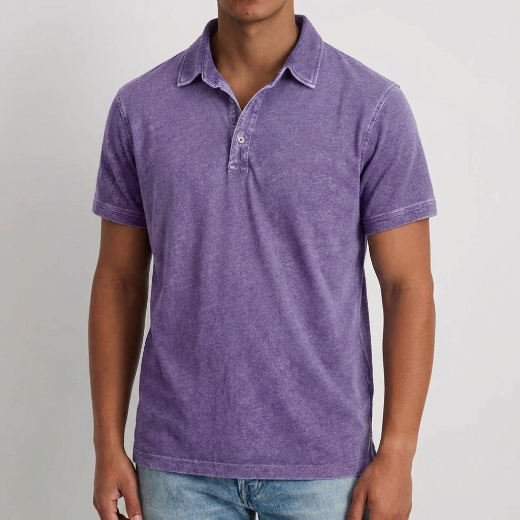Polo homme violet à manches courtes avec col boutonné et poche poitrine, coupe décontractée