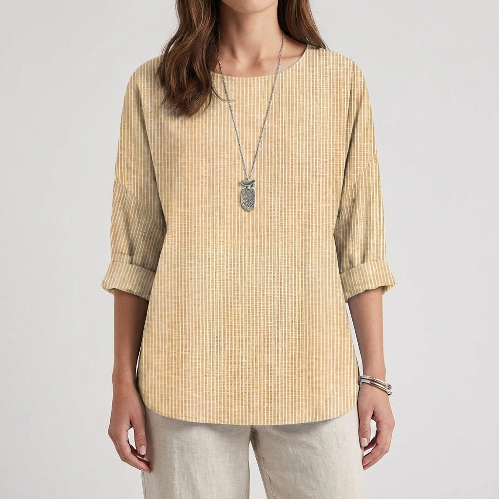 Femme portant une blouse rayée jaune miel à manches trois-quarts avec un collier