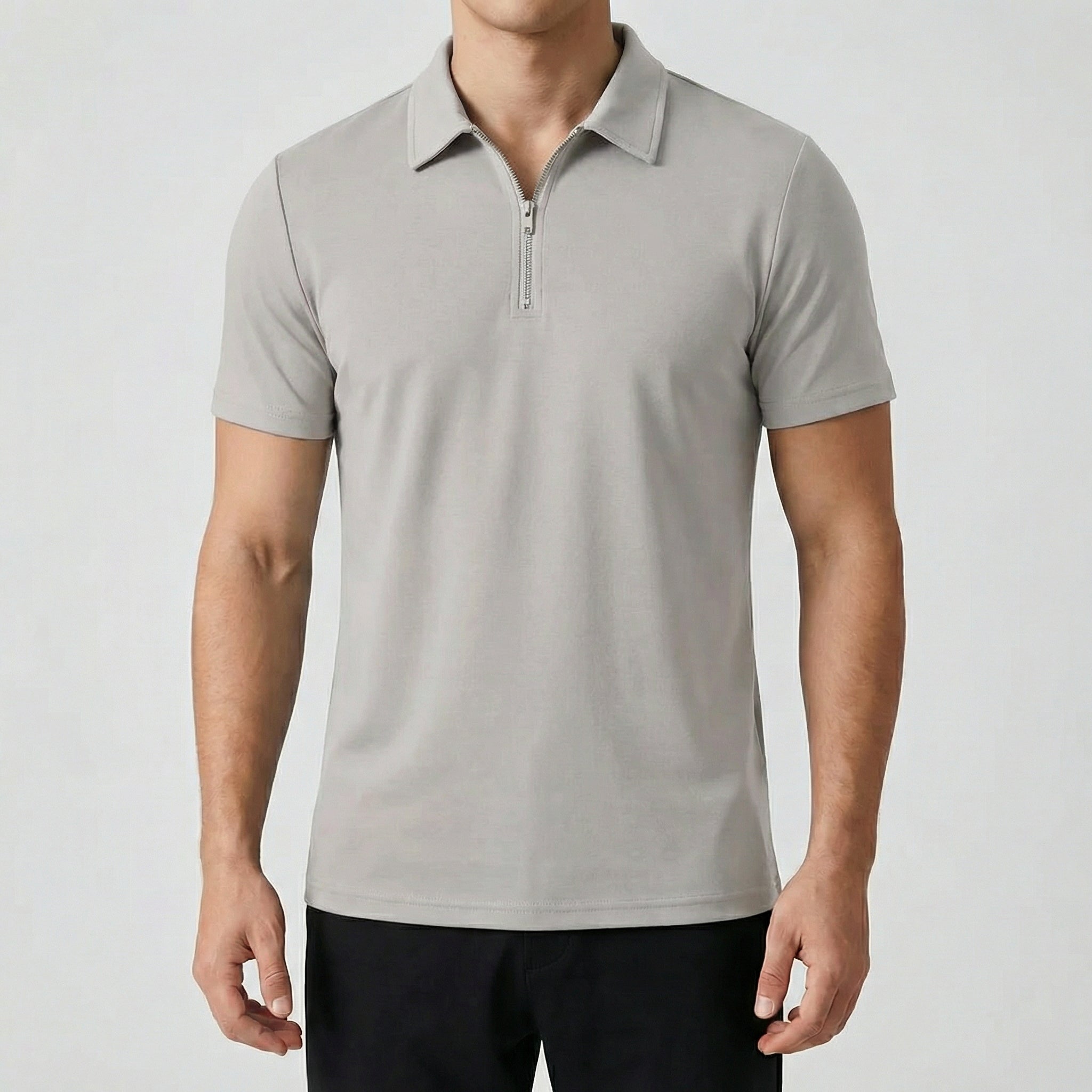 Polo zippé gris clair à manches courtes, fermeture éclair argentée, coupe slim, porté par un mannequin masculin, fond gris