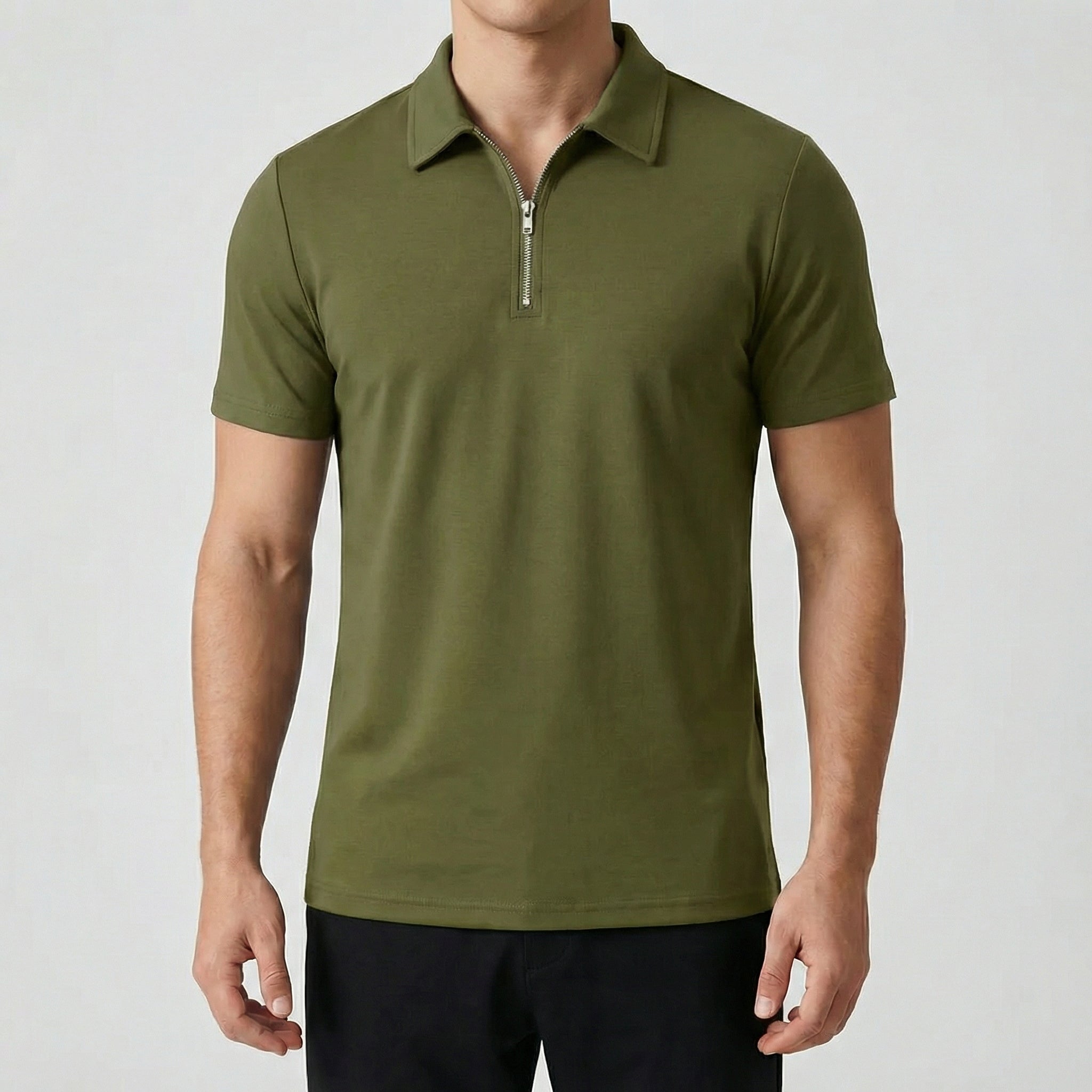Polo zippé vert militaire à manches courtes, fermeture éclair argentée, coupe slim, porté par un mannequin masculin, fond gris