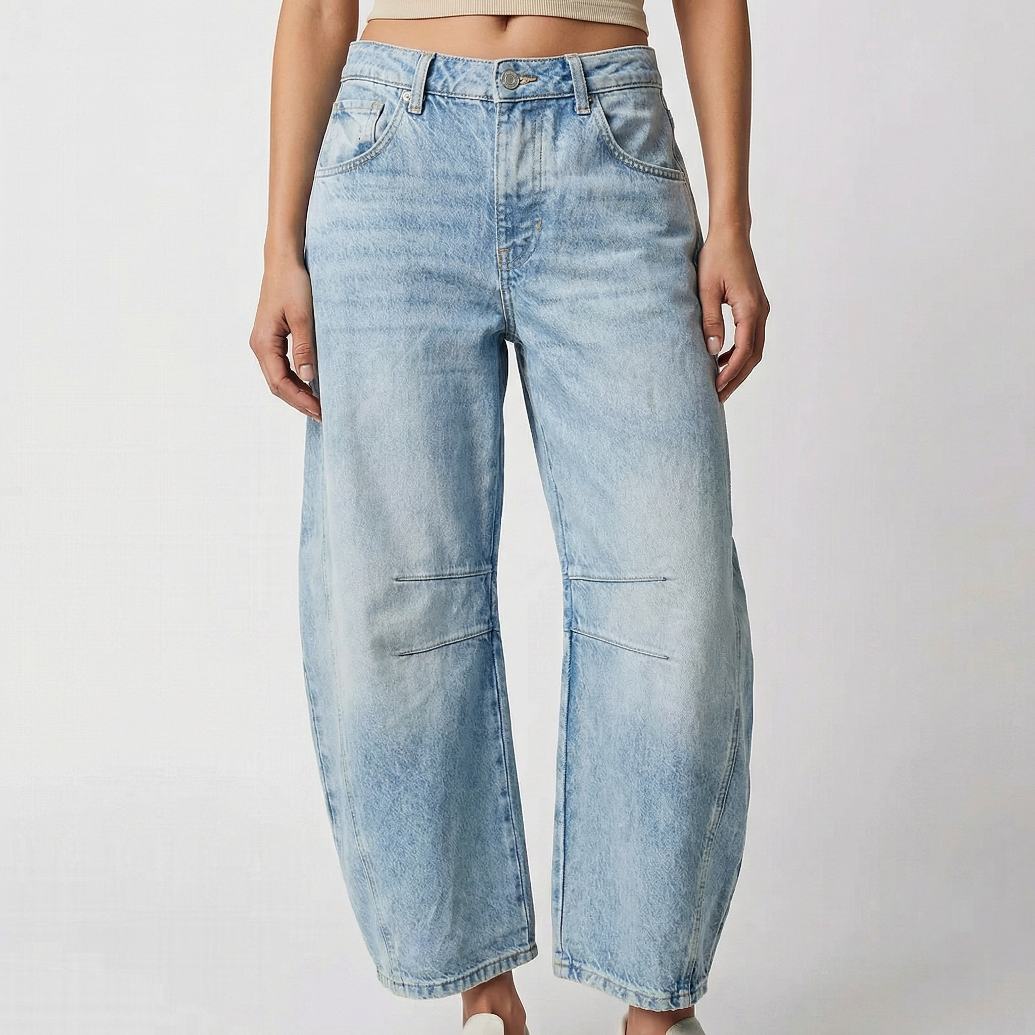 Jean femme bleu clair à taille haute, coupe droite et jambes larges, look décontracté et quotidien