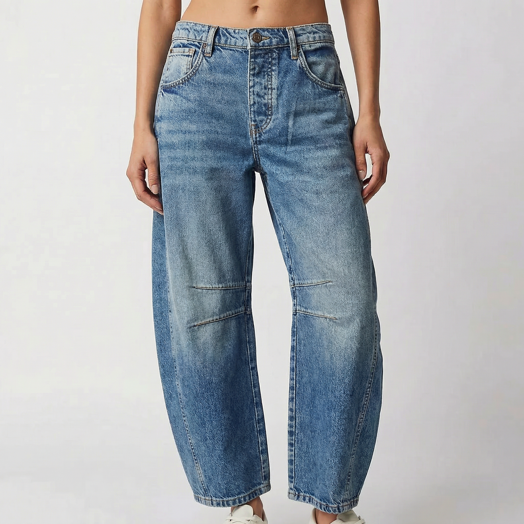 Jean femme bleu foncé à taille haute, coupe droite ample, style classique et confortable