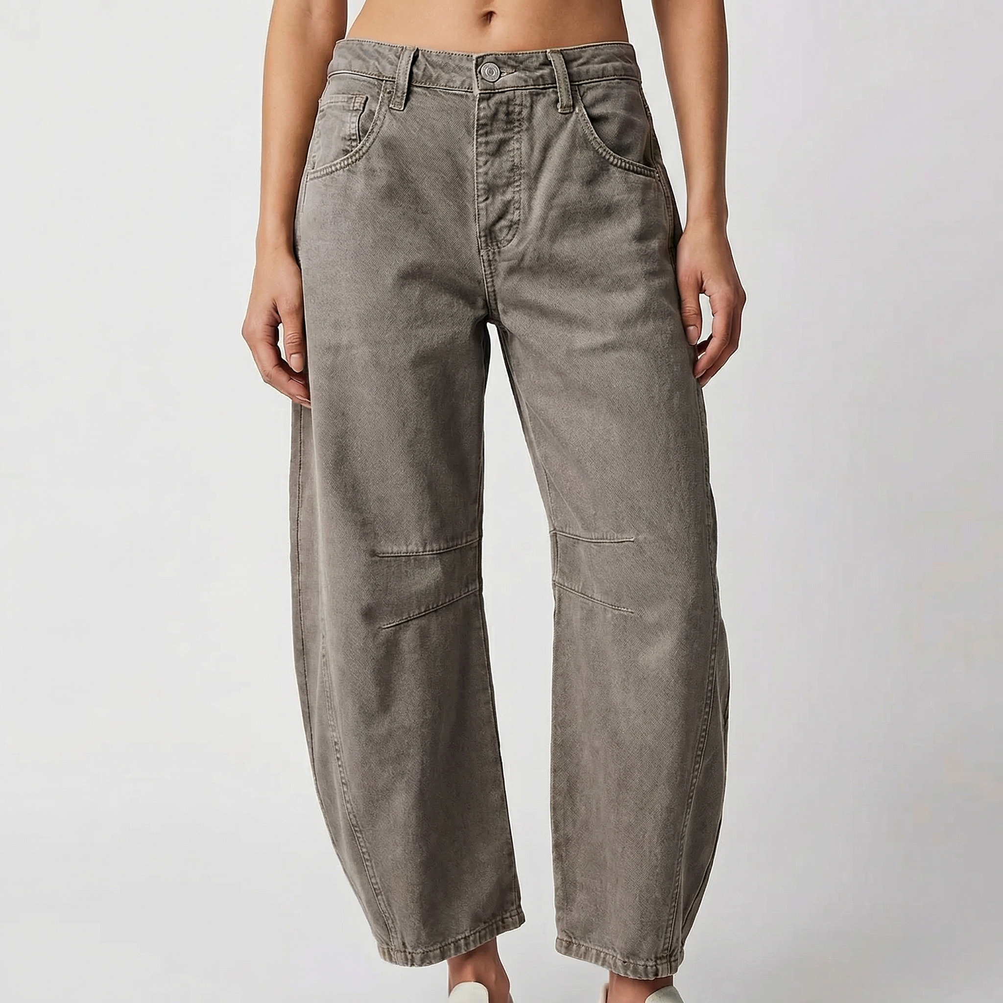 Pantalon femme marron clair à taille haute, jambes larges et coupe droite, look naturel et facile à porter