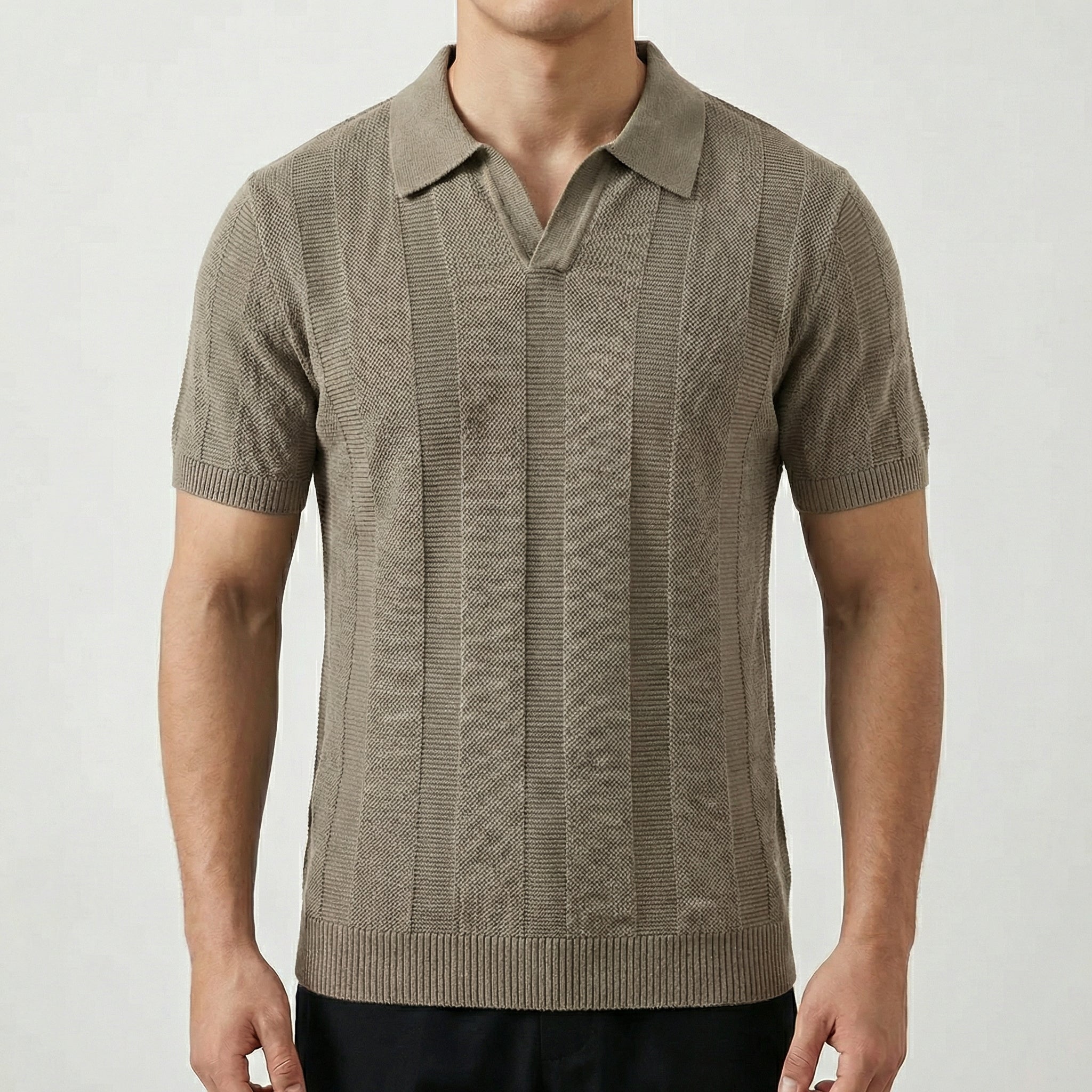 Polo tricoté homme col V ouvert, manches courtes, couleur beige, texture rayures verticales, coupe slim