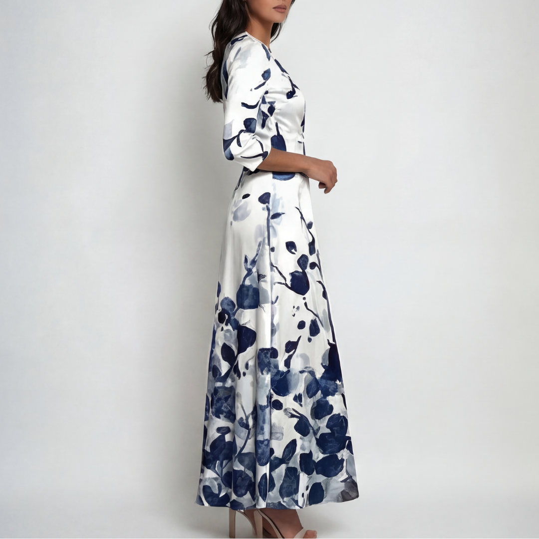 Robe maxi portefeuille à manches 3/4, fond blanc avec grand imprimé floral bleu marine, col V croisé, jupe évasée fluide, vue de côté