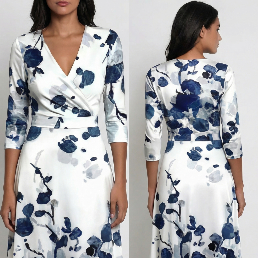 Robe maxi portefeuille à manches 3/4, fond blanc avec grand imprimé floral bleu marine, col V croisé, ceinture satinée, vue recto-verso côte à côte