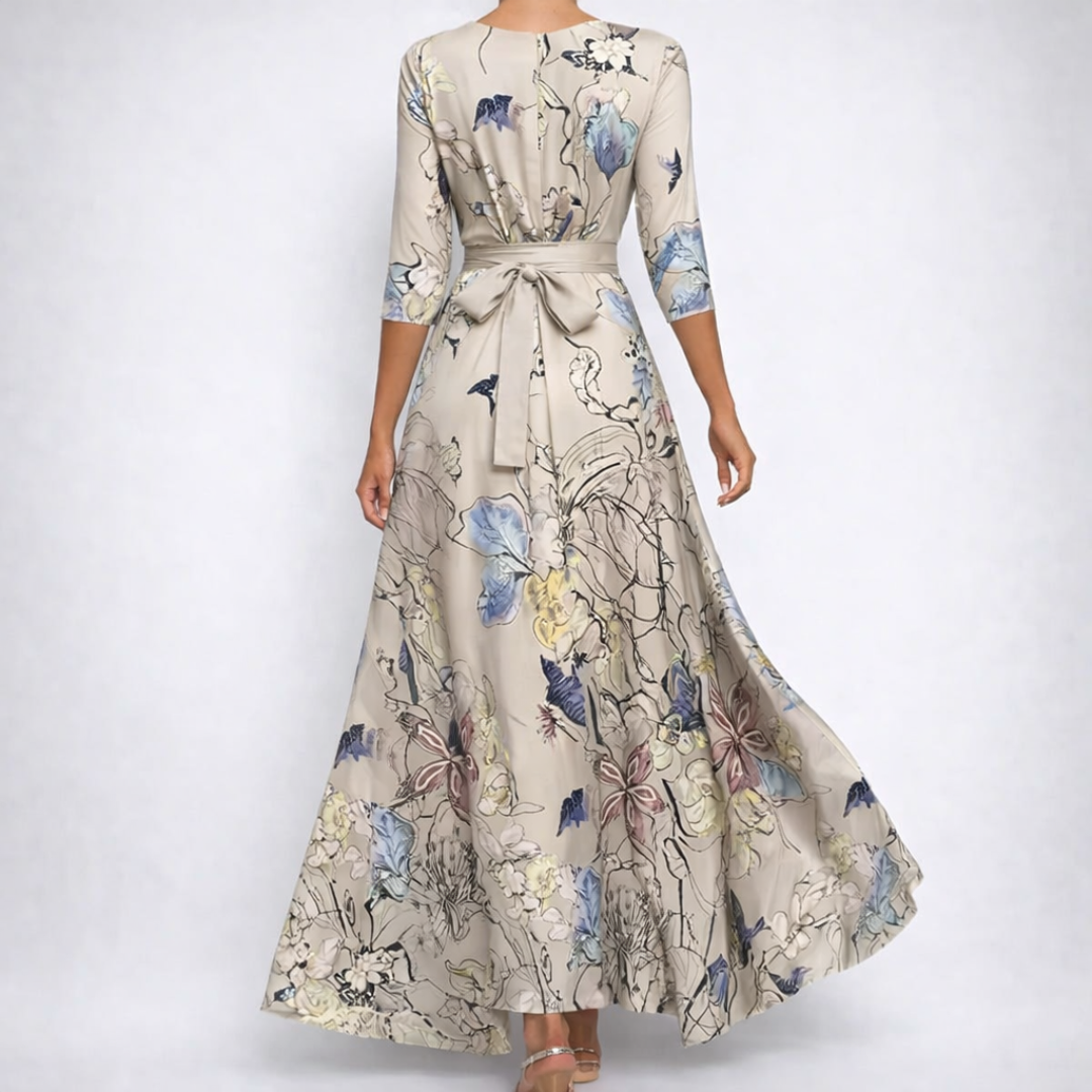 Robe maxi portefeuille à manches 3/4, fond beige ivoire avec imprimé floral botanique léger, col V croisé, ceinture à nœud, jupe évasée vue de face