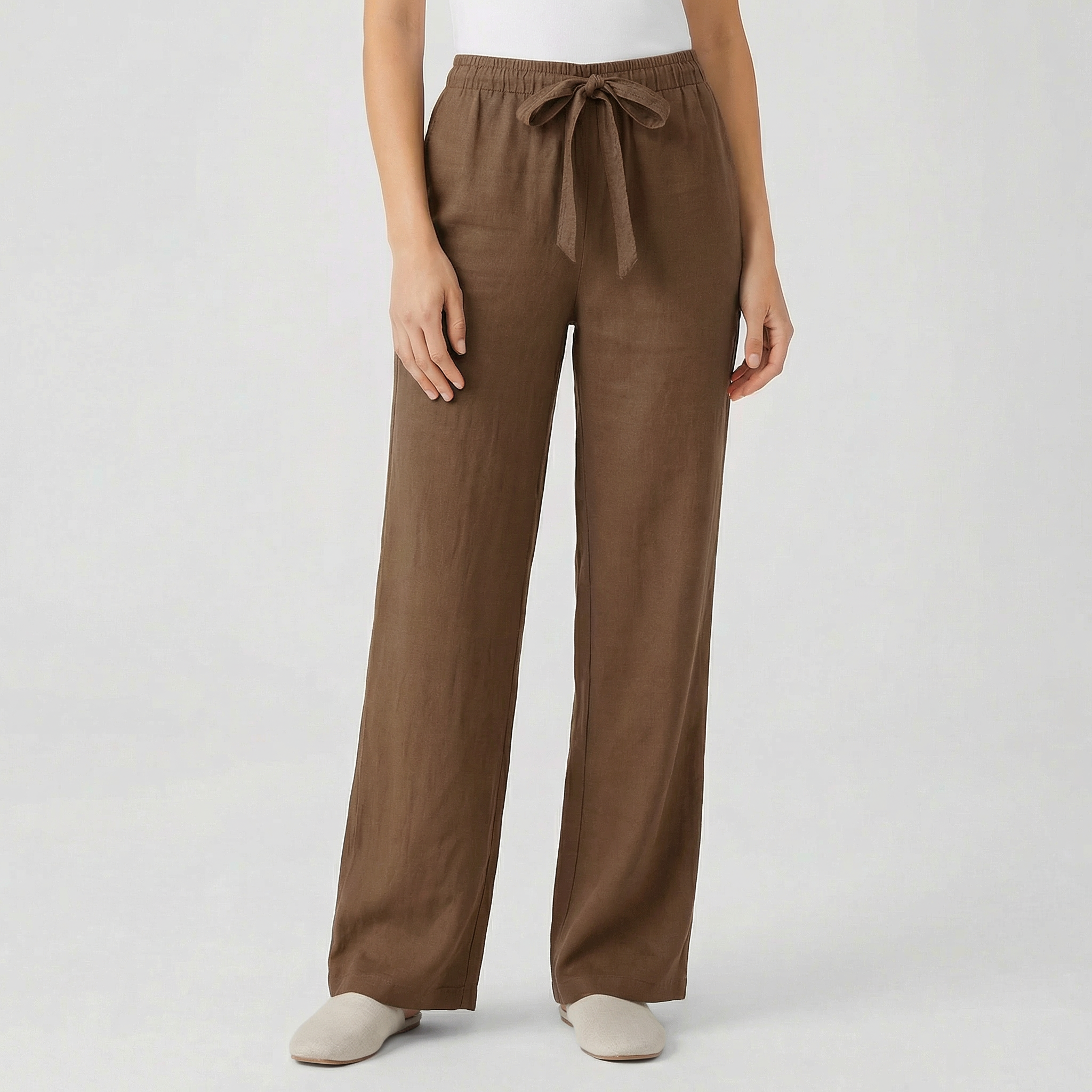 Pantalon fluide femme marron avec taille élastique et cordon, coupe droite, porté par mannequin, fond gris clair