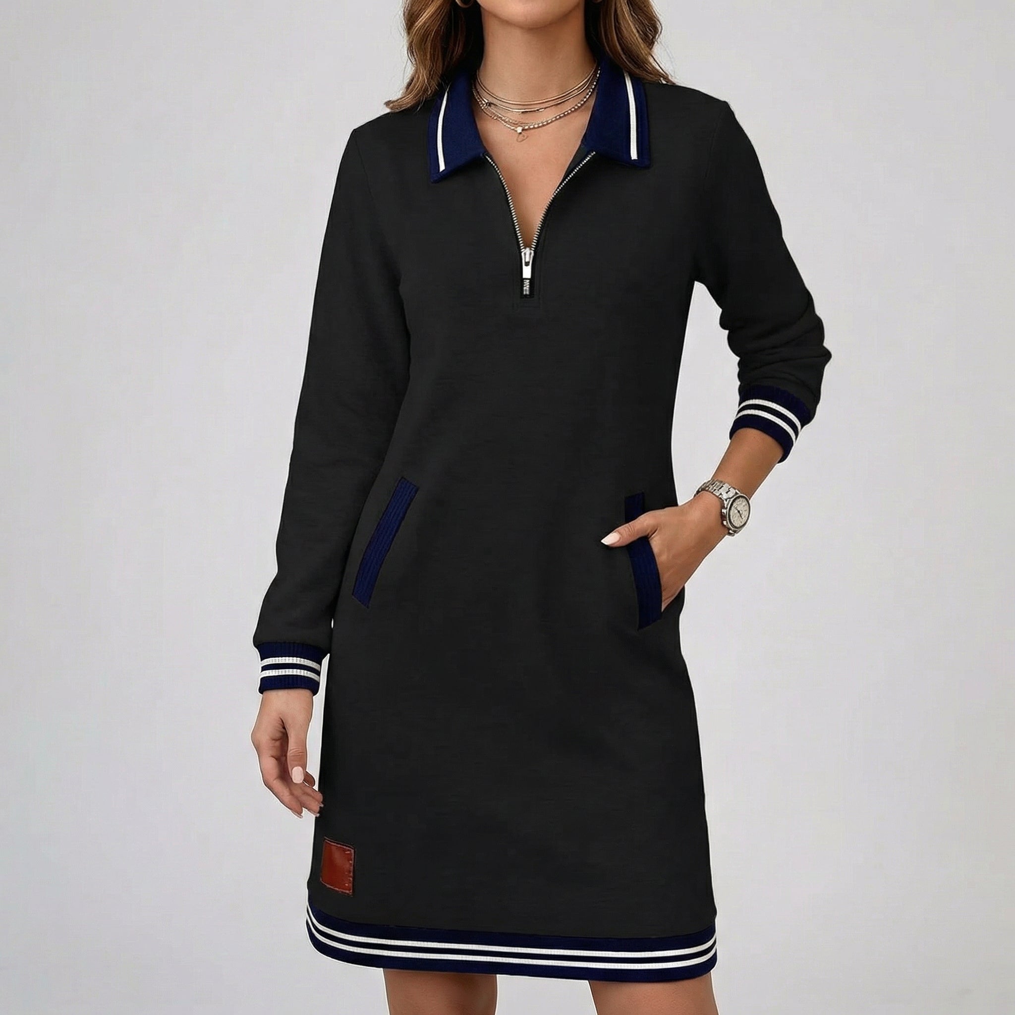 Robe femme en maille noire à manches longues, col polo zippé, design sobre et coupe confortable