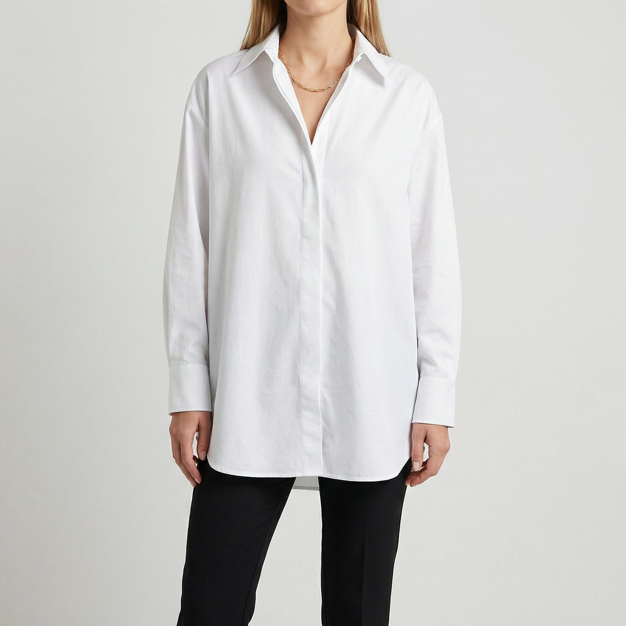 Chemise oversize blanche pour femme, coupe longue, col classique, manches longues avec poignets boutonnés