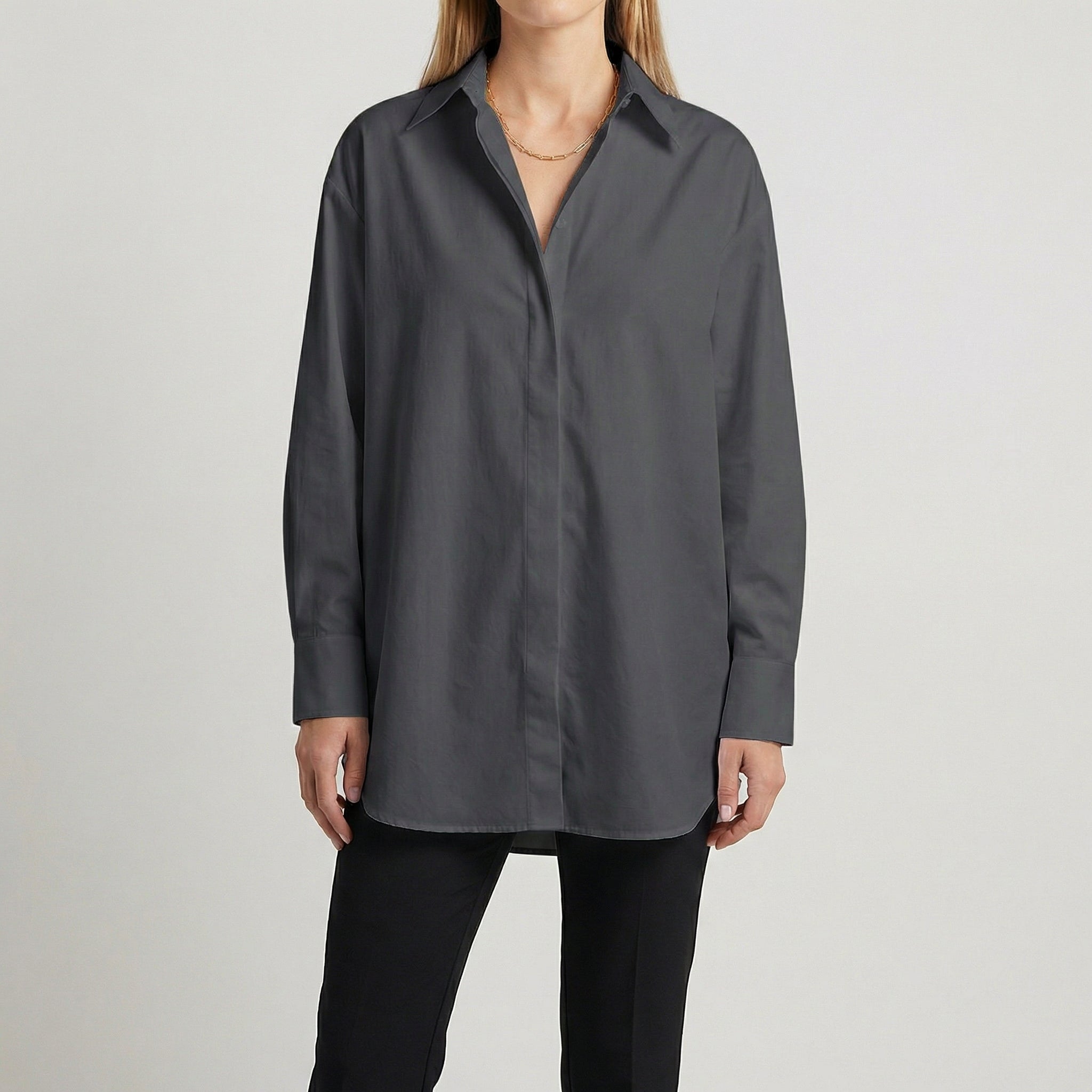 Chemise oversize noir pour femme, coupe longue, col classique, manches longues avec poignets boutonnés