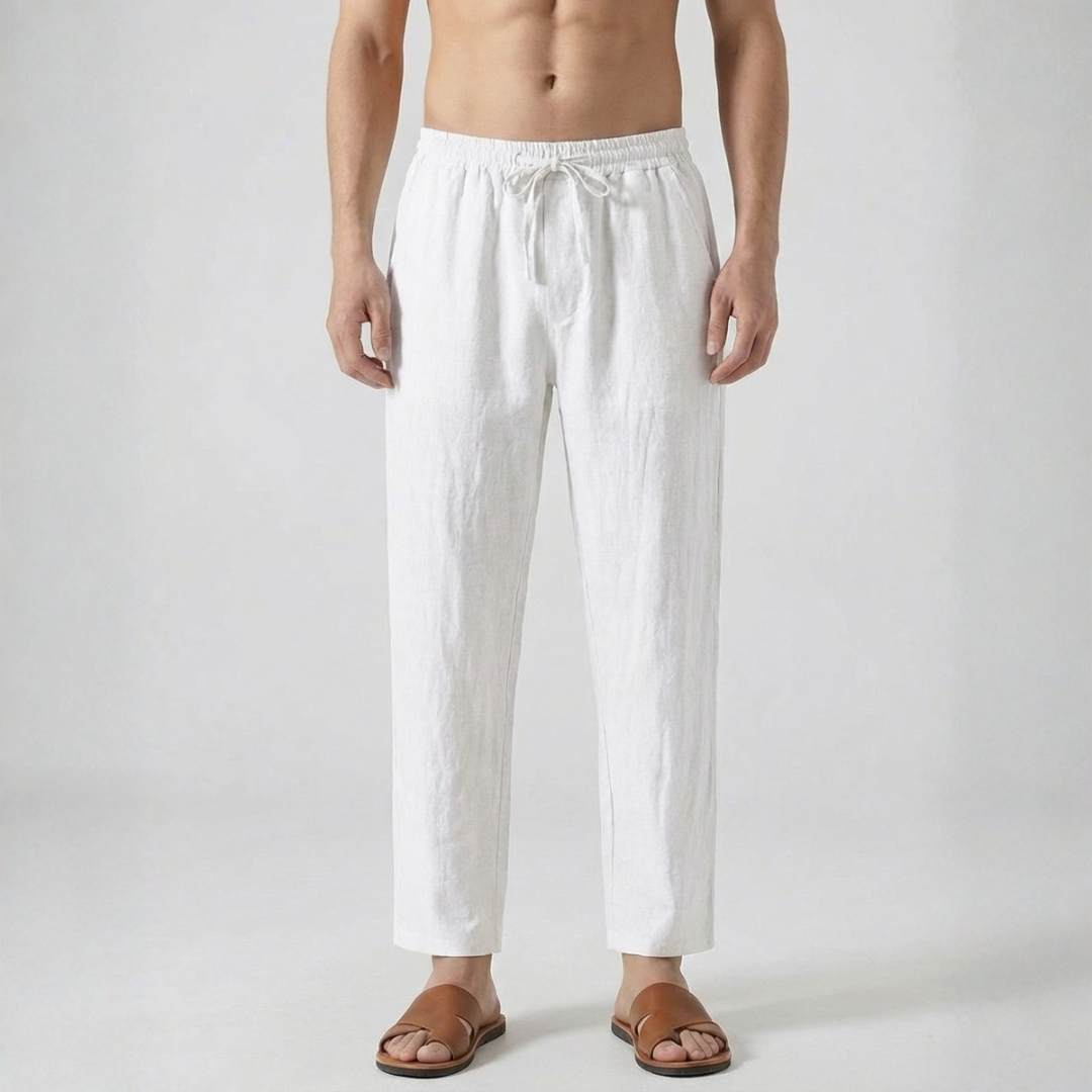Pantalon en lin pour homme coloris blanc avec cordon de serrage et coupe droite, porté avec des sandales marron