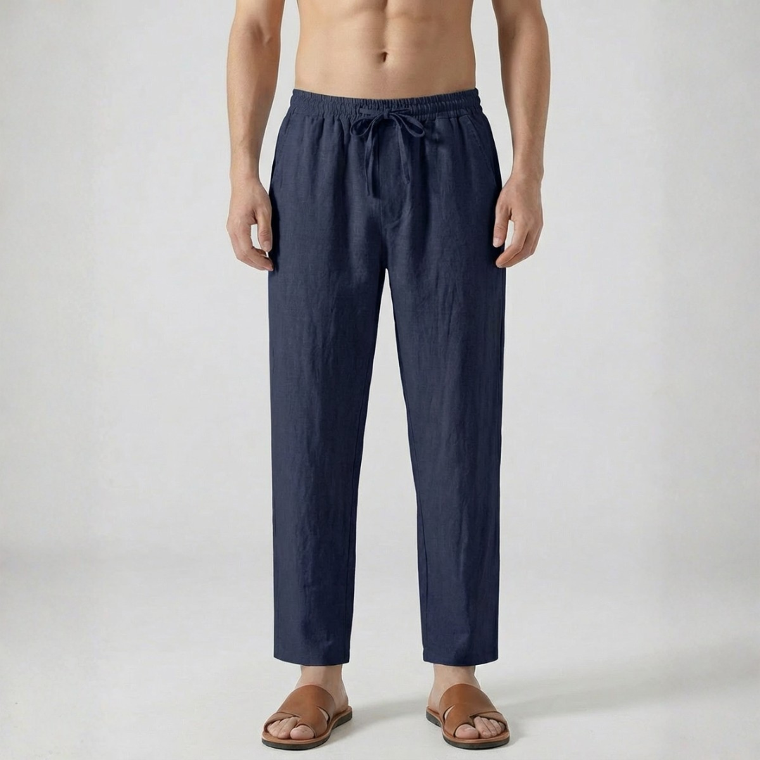 Pantalon en lin pour homme coloris bleu marine avec cordon de serrage et coupe droite, porté avec des sandales marron