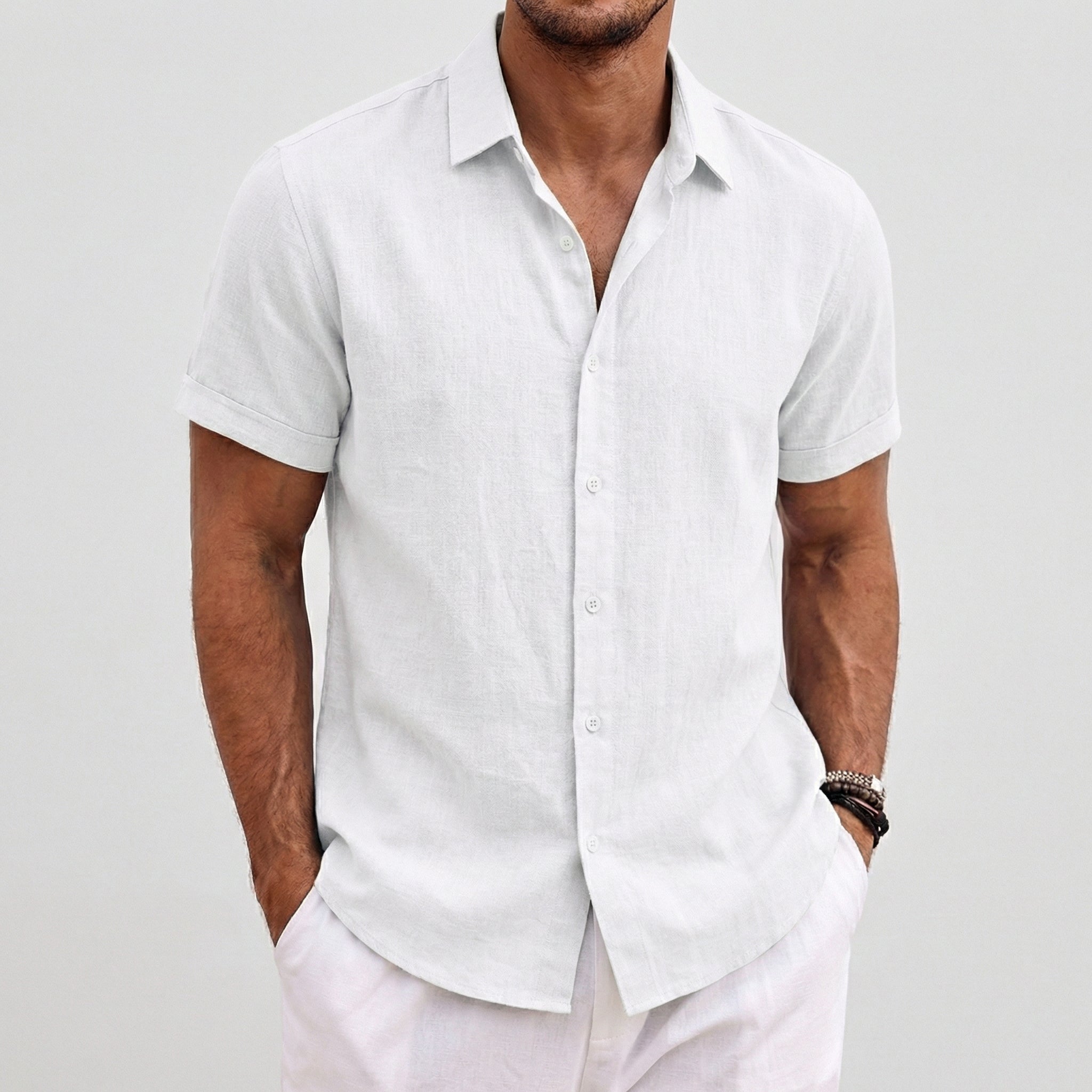 Chemise homme blanc à manches courtes en lin avec col cubain et poche poitrine, coupe décontractée