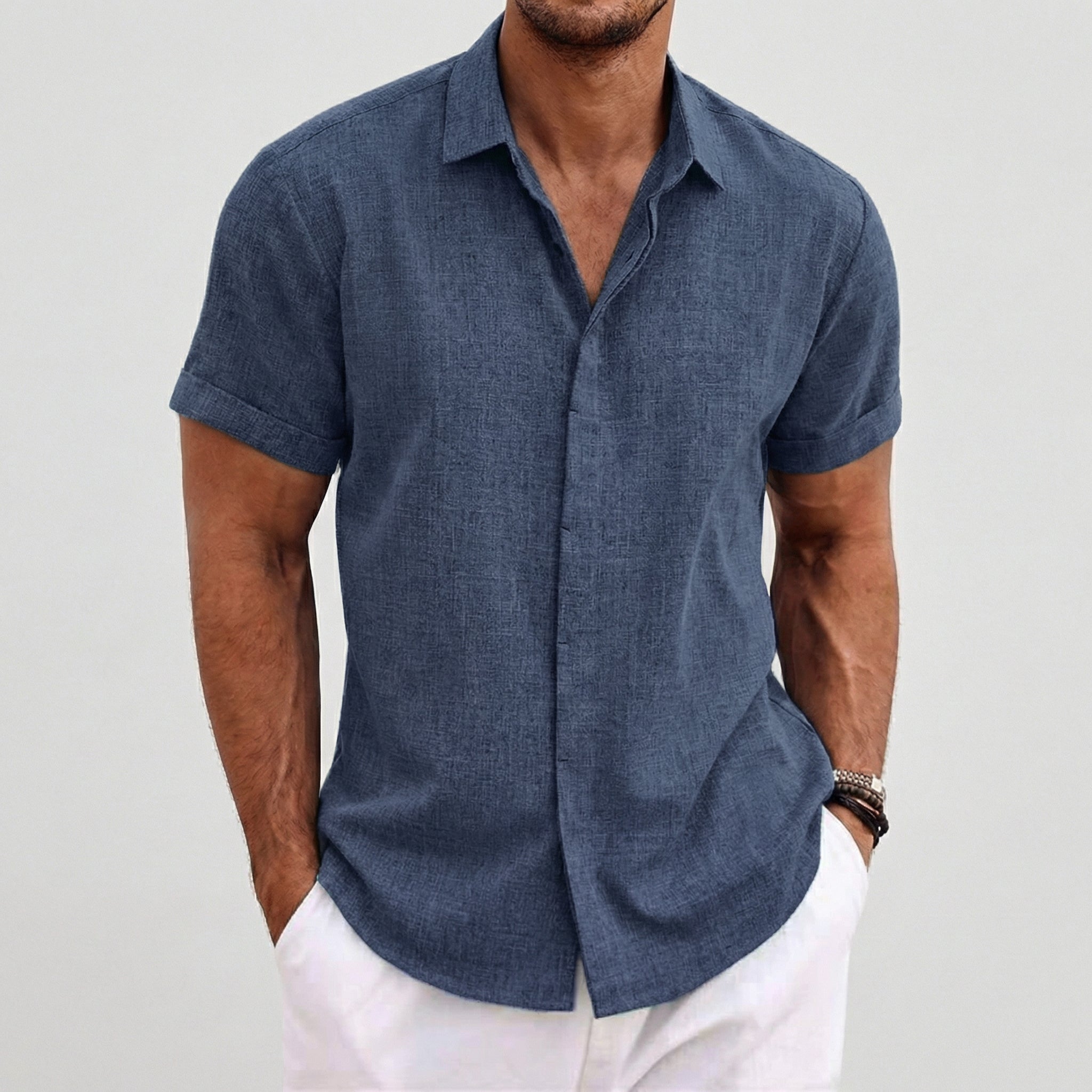 Chemise homme bleu marine à manches courtes en lin avec col cubain et poche poitrine, coupe décontractée