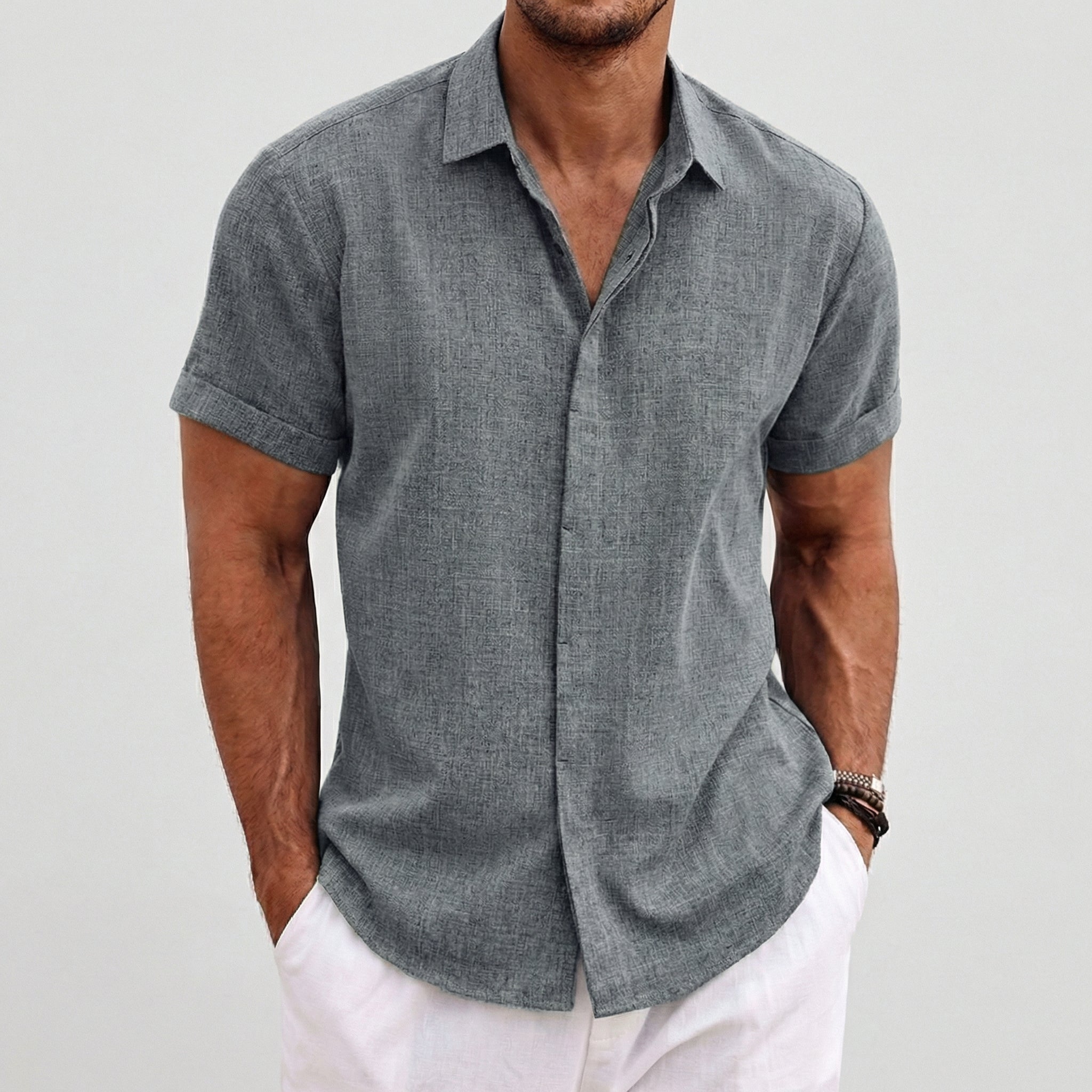 Chemise homme gris à manches courtes en lin avec col cubain et poche poitrine, coupe décontractée