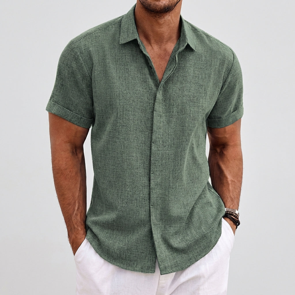 Chemise homme vert à manches courtes en lin avec col cubain et poche poitrine, coupe décontractée