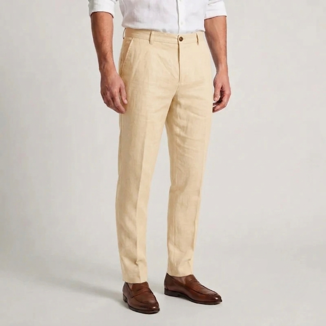Pantalon kaki à pinces, coupe slim effilée, porté avec une chemise blanche et des mocassins en cuir marron
