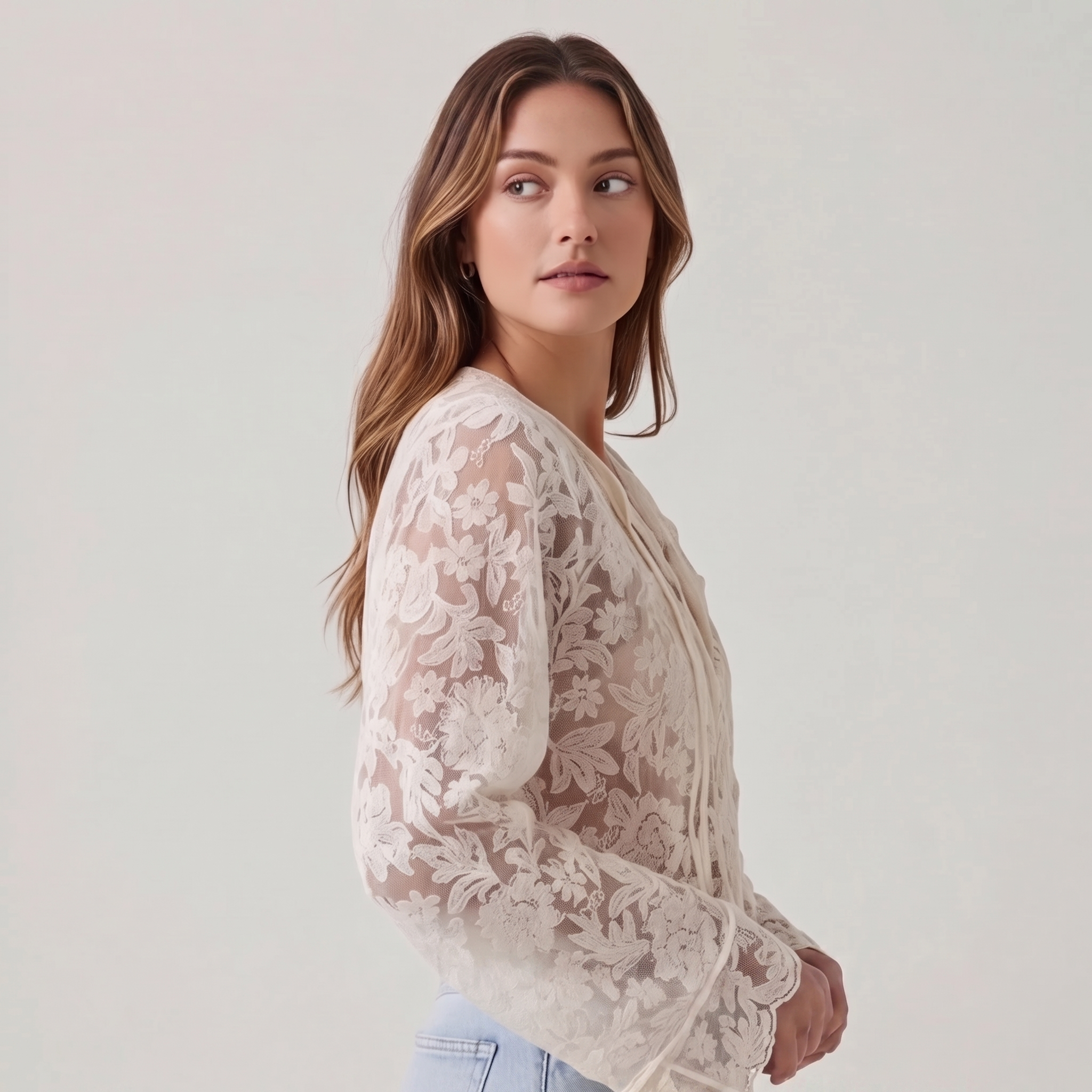 Profil chemisier dentelle florale beige cassé femme coupe crop