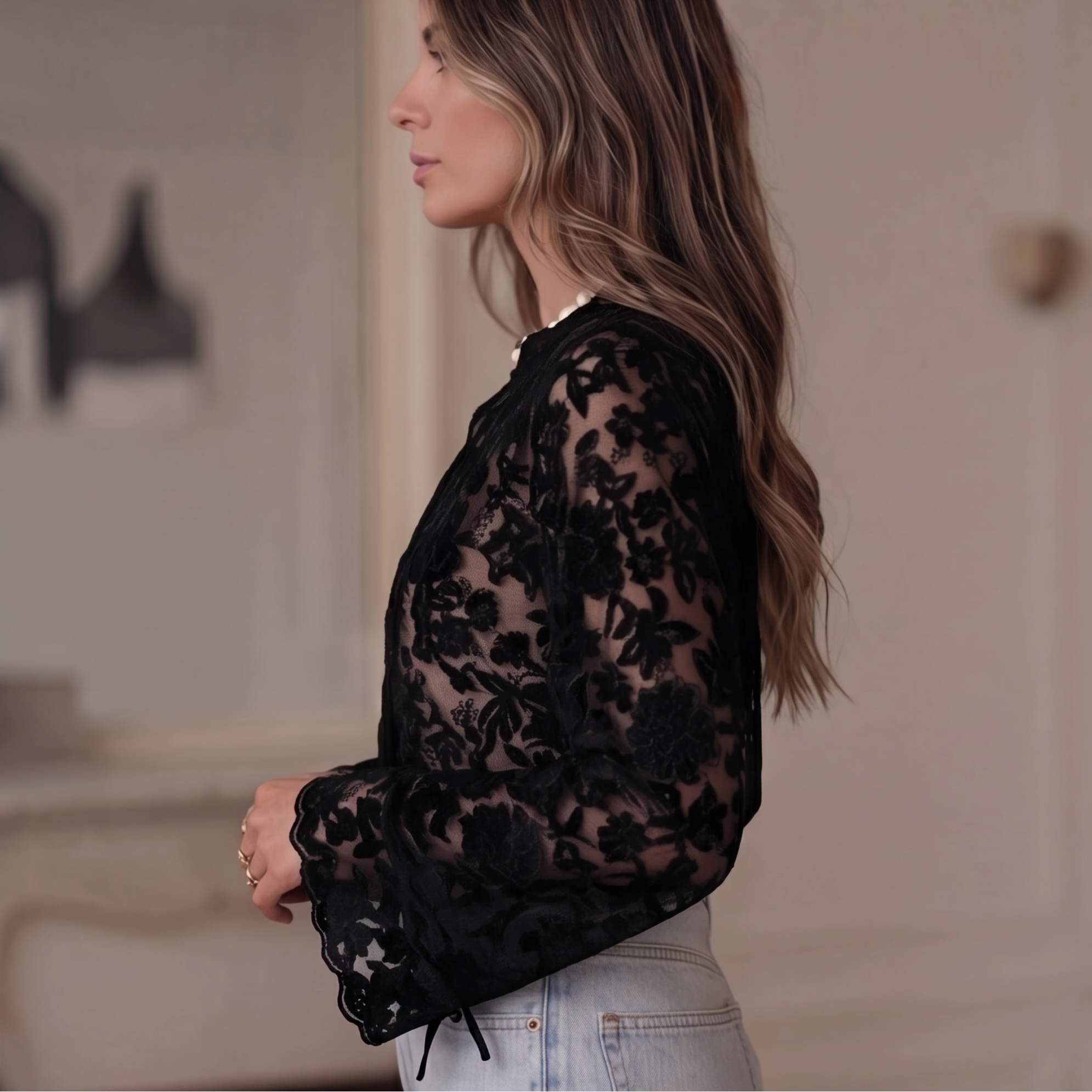 Chemisier femme col V dentelle florale noir manches longues bouffantes