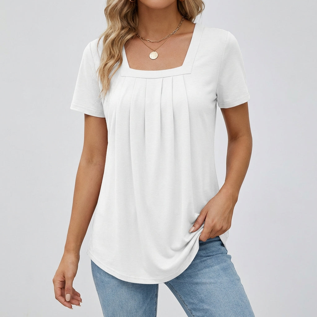 Femme portant un t-shirt blanc à encolure carrée, manches courtes et coupe fluide avec fronces, porté avec un jean