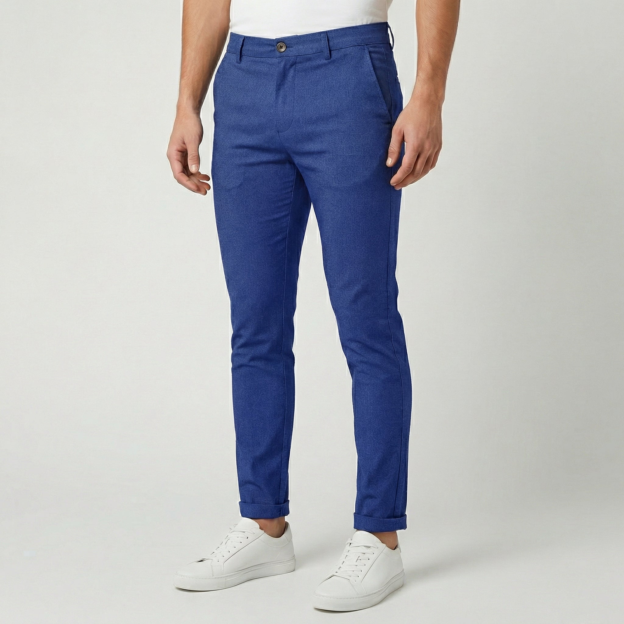 Pantalon chino slim fit pour homme en tissu bleu, coupe ajustée avec taille élastiquée et chevilles resserrées