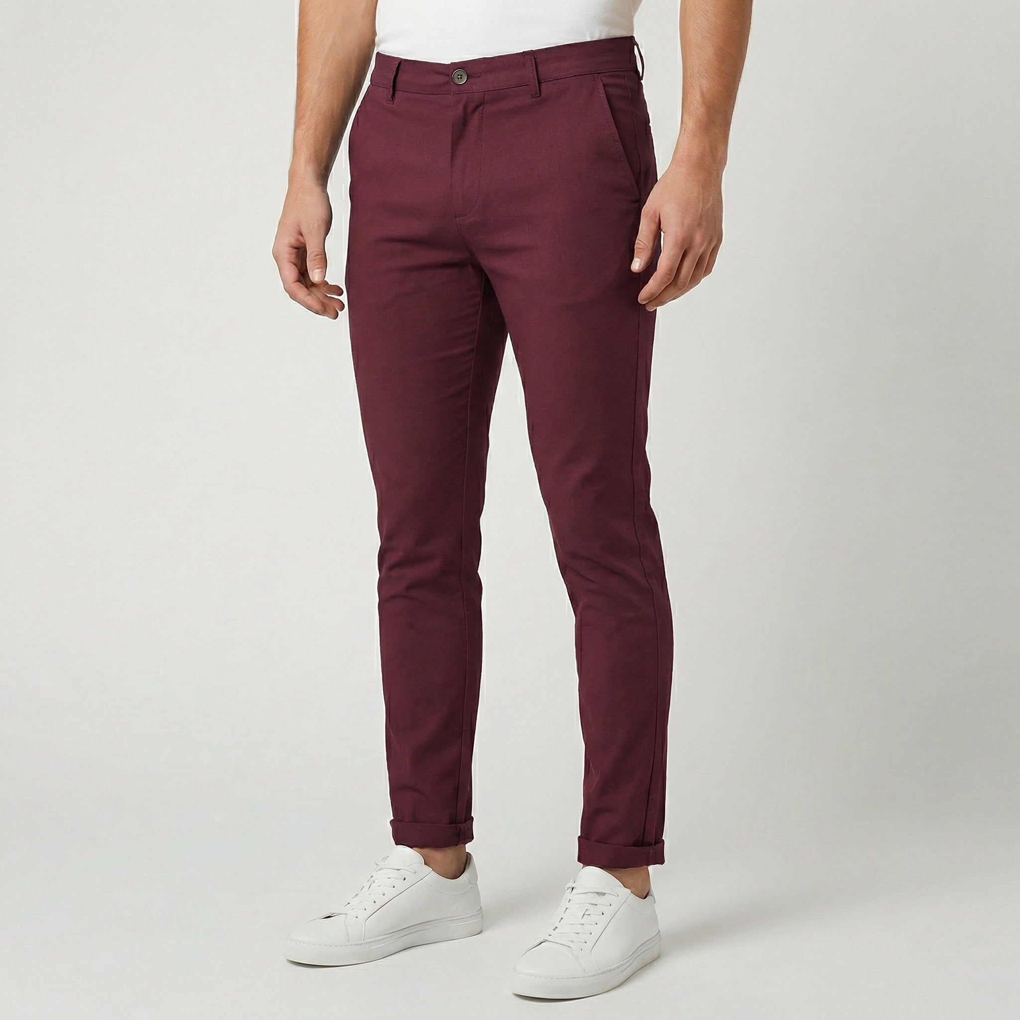 Pantalon chino slim fit pour homme en tissu bordeaux, coupe ajustée avec taille élastiquée et chevilles resserrées