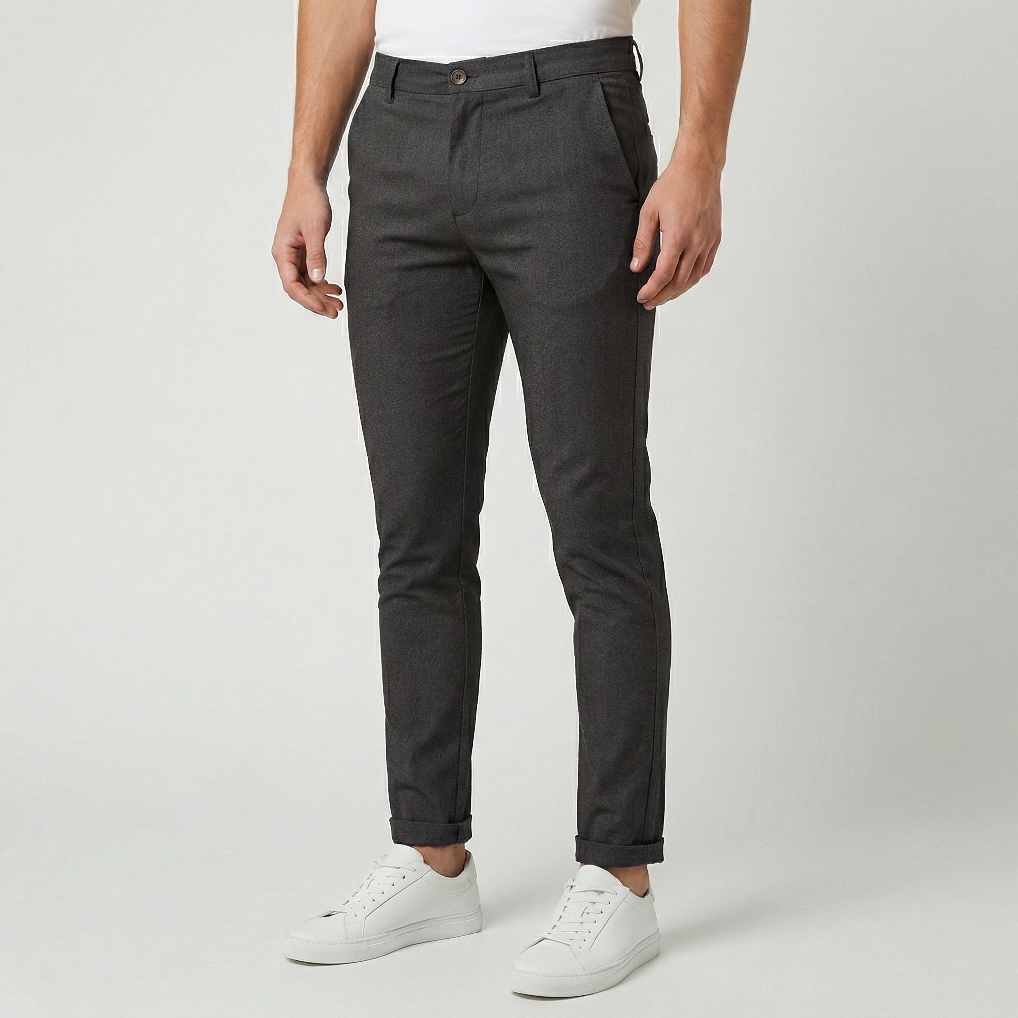 Pantalon chino slim fit pour homme en tissu gris anthracite, coupe ajustée avec taille élastiquée et chevilles resserrées