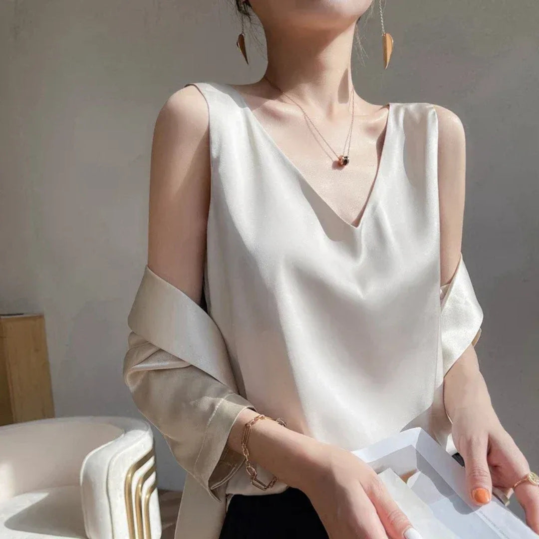 Débardeur femme col V beige ivoire à plat sur fond neutre
