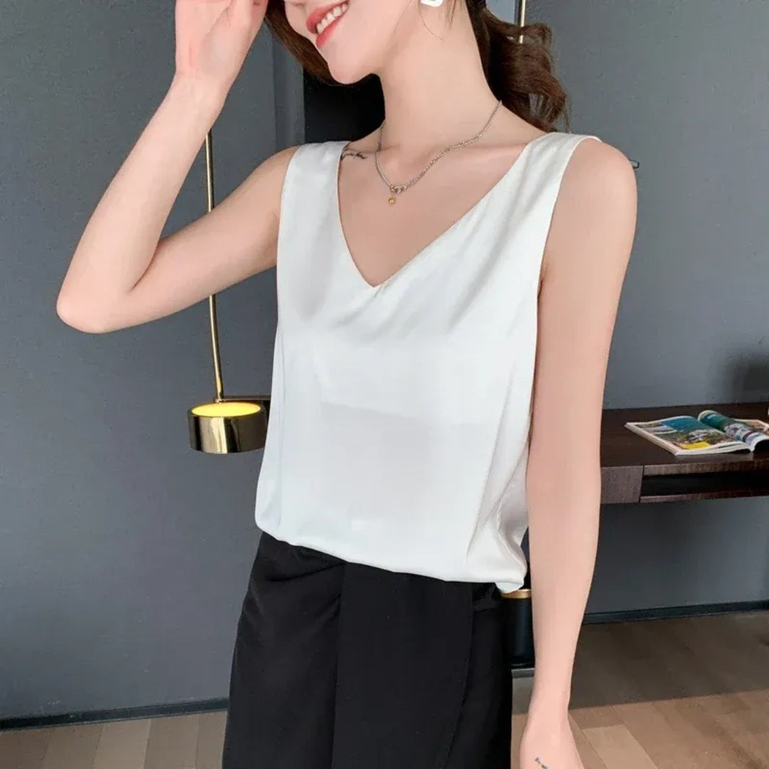 Débardeur femme col V blanc porté, vue de face