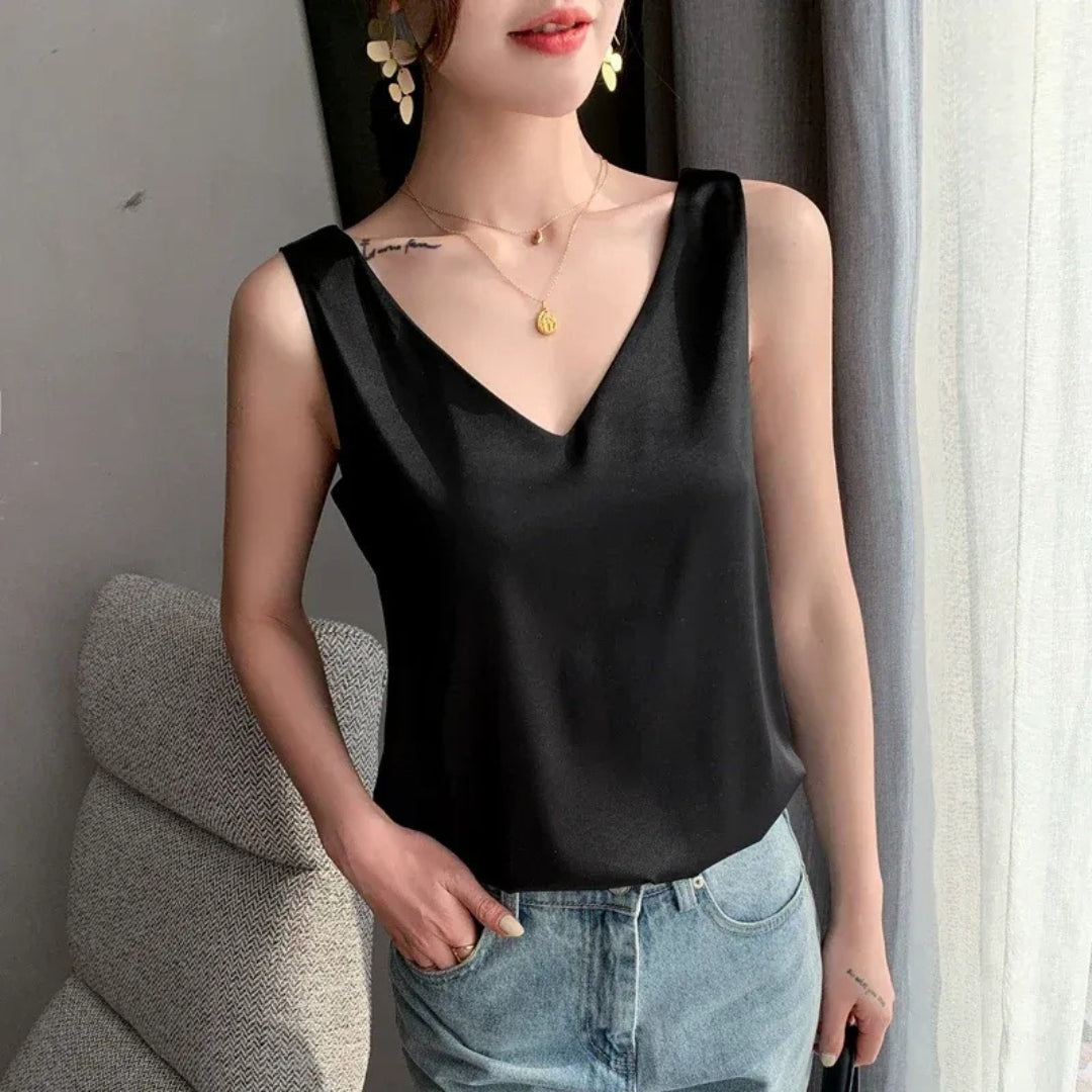 Débardeur femme col V noir porté avec jean, vue de face