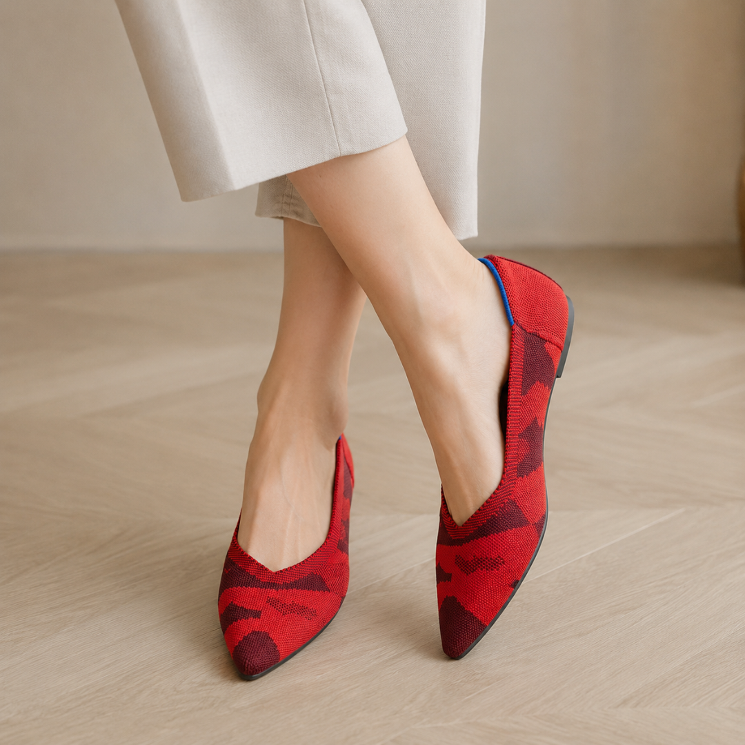 Ballerines rouges à motifs contrastés portées avec un pantalon beige, bout pointu allongé