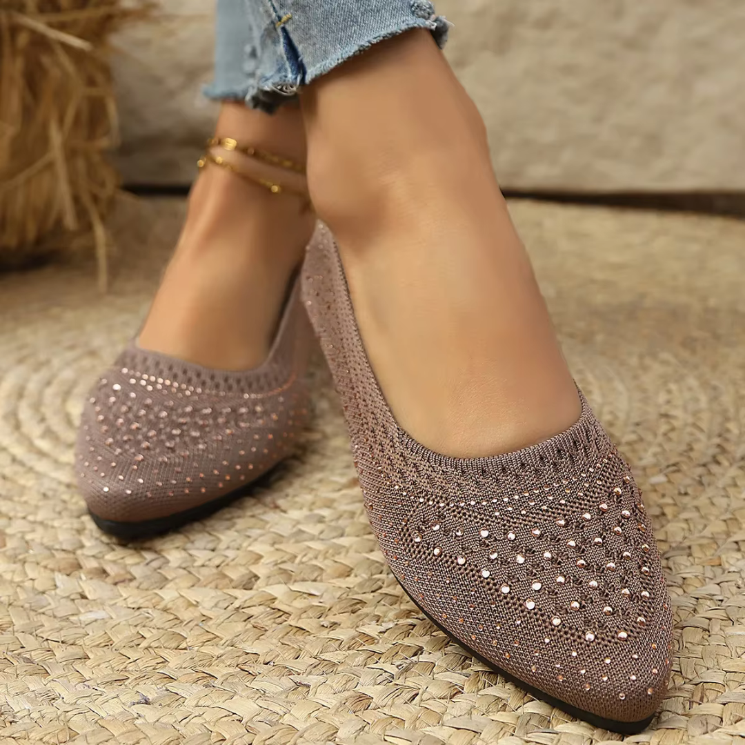 Gros plan des ballerines kaki à strass scintillants et col dégagé sur l'avant-pied