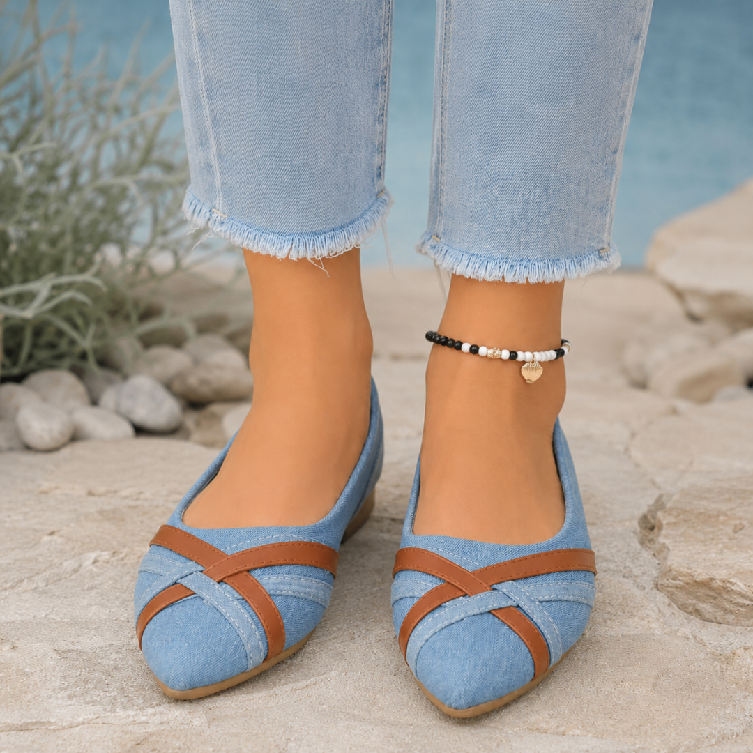 Ballerines plates bleu clair à bout pointu et brides croisées marron, portées dehors