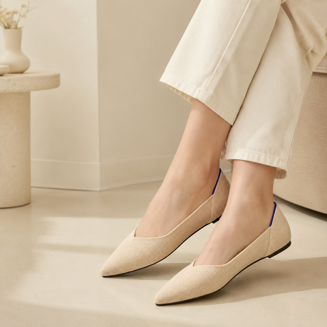Ballerines beige en maille texturée à bout pointu, portées avec un pantalon écru