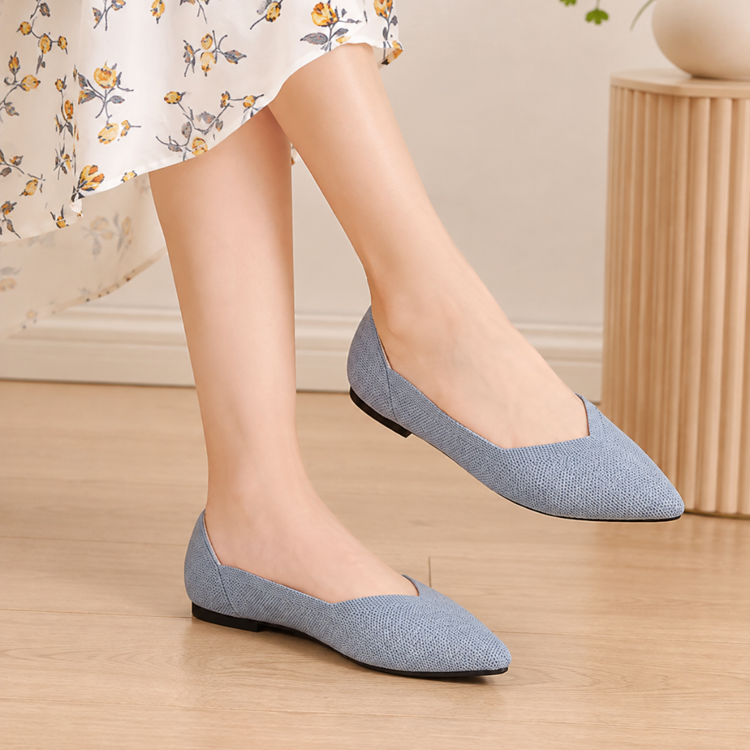 Ballerines grises en maille portées avec une robe fleurie, bout pointu allongé