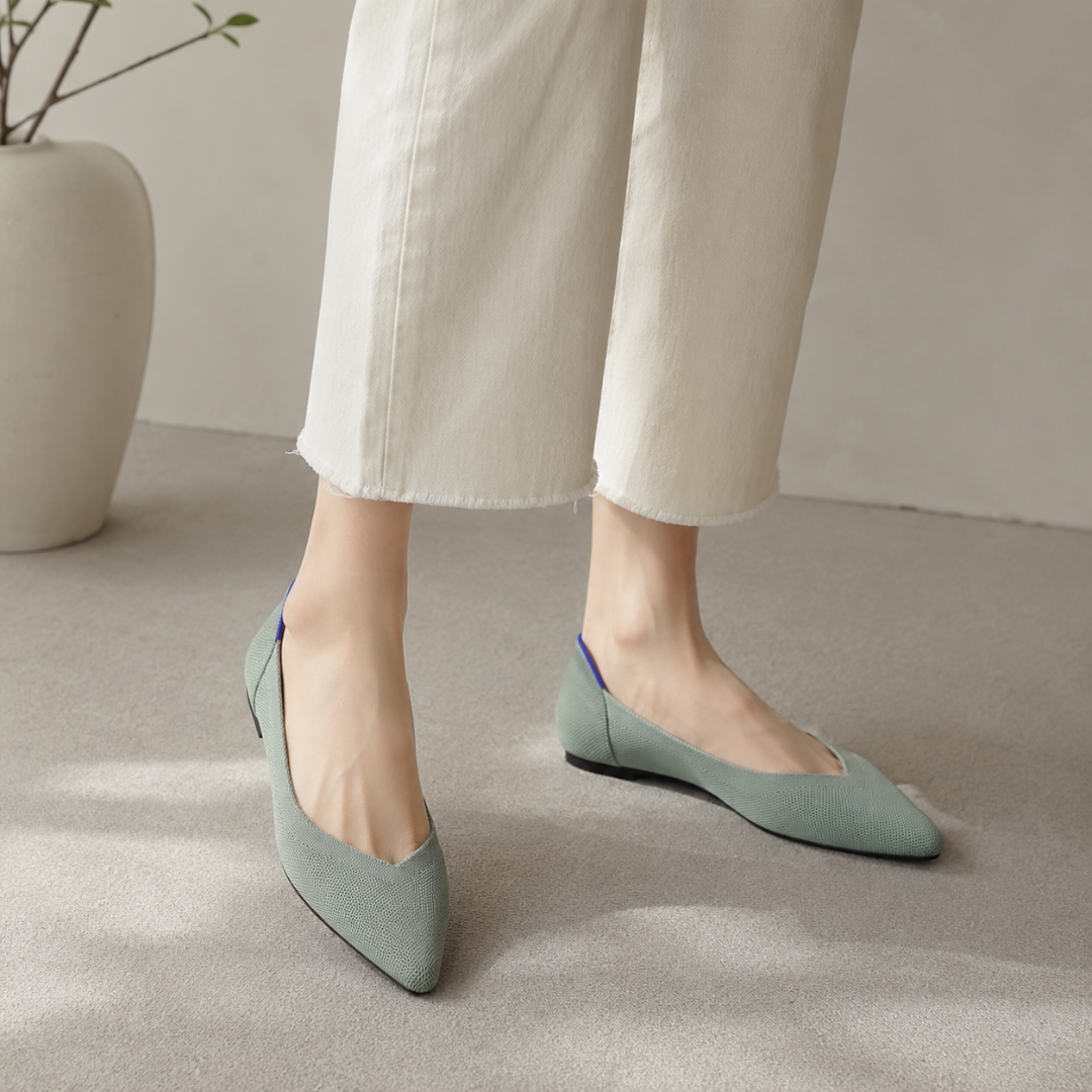 Ballerines vert sauge à bout pointu, découpe latérale et semelle plate discrète