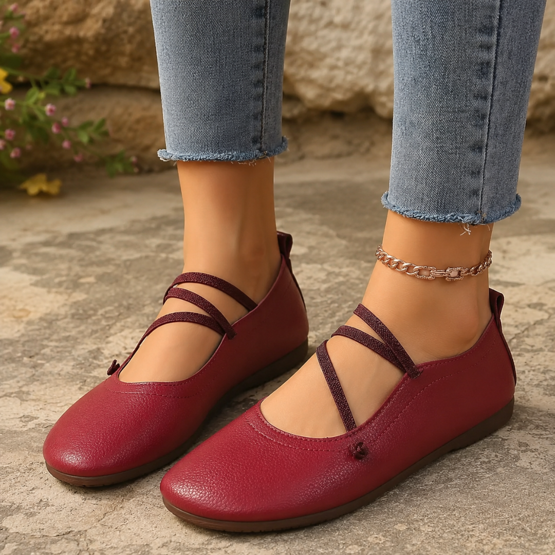 Ballerines rouge profond portées avec un pantalon clair, brides croisées et bout carré