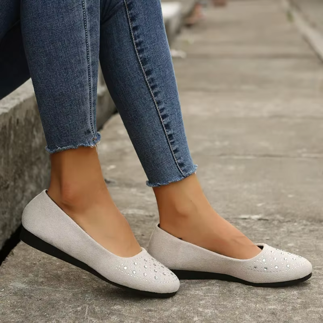 Paire de ballerines plates blanches à strass, décolleté arrondi, vue de trois quarts
