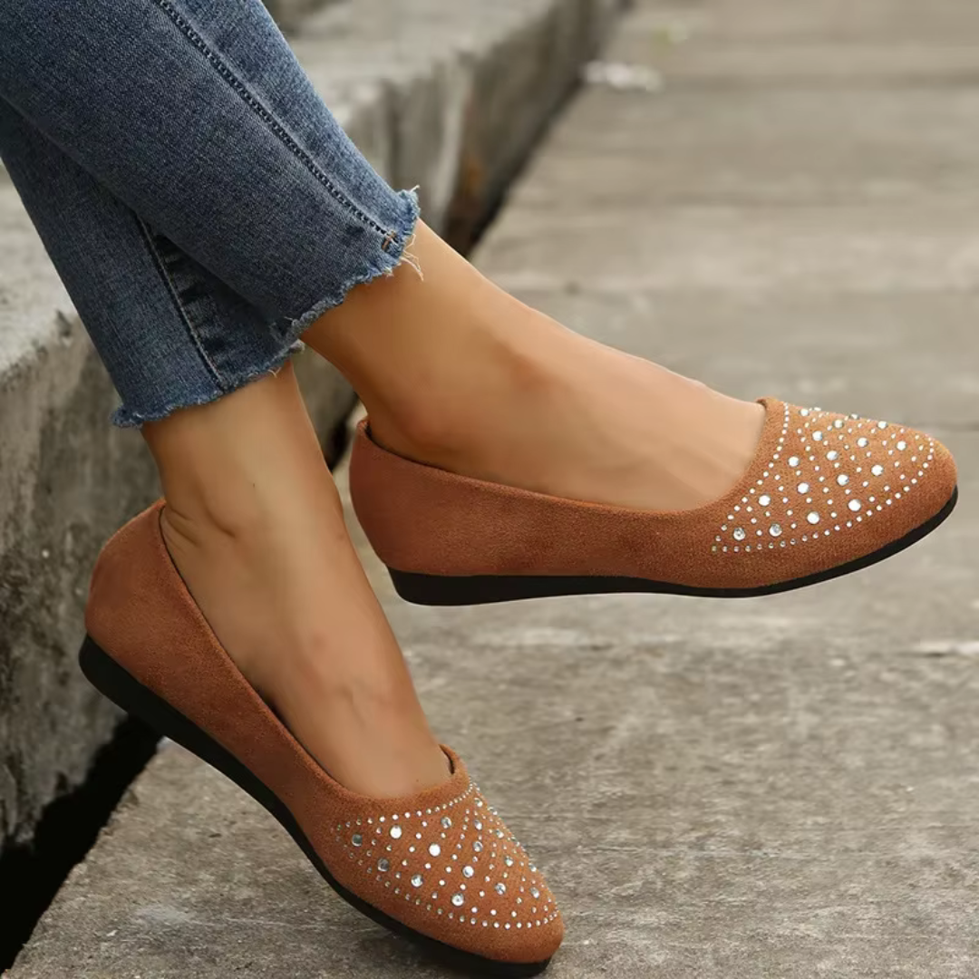 Ballerine marron soulevée montrant le bout pointu couvert de strass brillants