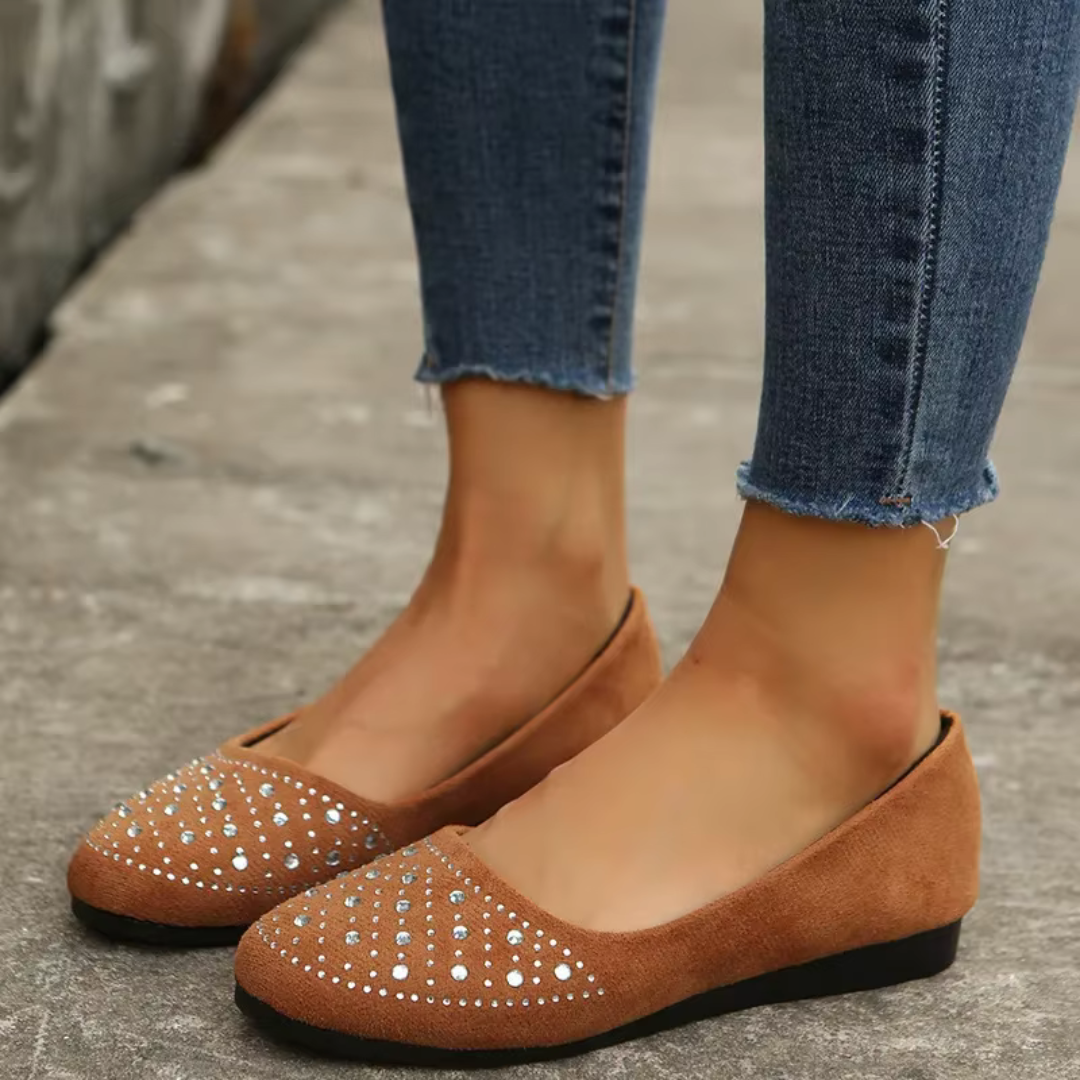 Deux ballerines plates marron vues de face, strass en dégradé sur le bout